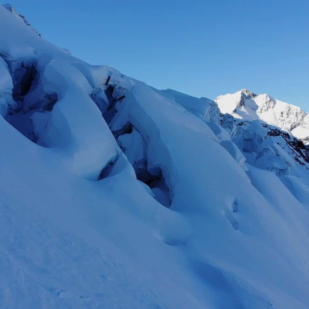 ミレーのインスタグラム：「When inspiration directly comes from you. Thank @sebfiol for sharing with us this mesmerizing footage shot on the Piz Palü lately. We can only wish to be anywhere but up there at the moment!  Feel free to slide into our DM's to share your own photos and videos with us.  #MilletRiseUp」