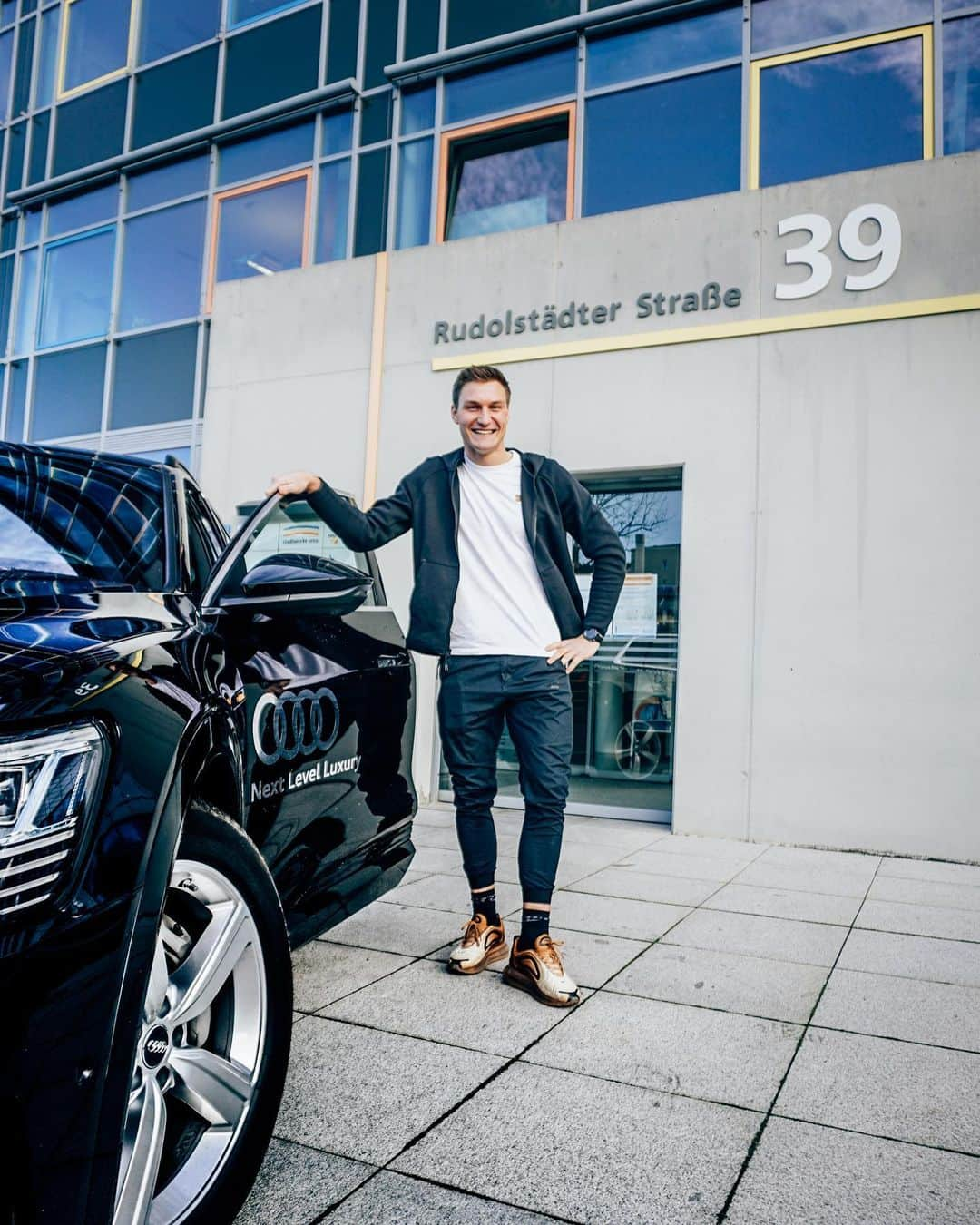 トーマス・レーラーさんのインスタグラム写真 - (トーマス・レーラーInstagram)「Anzeige / Enjoyed day I with the @audi_de #etron today! Testing the regional eMobility with my mobility partner @fischer_auto 🚙 ⚡️ First impressions are great - super comfortable. Charging is easy 🔋 and helps one to have ☕️ break from time to time. #car #audi #emobility #jena #fischer picture taken while charging at @stadtwerkejenagruppe #charge」11月20日 2時34分 - thomasroehler