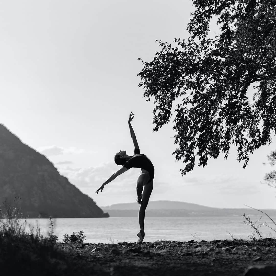 ballerina projectさんのインスタグラム写真 - (ballerina projectInstagram)「𝗞𝗮𝘁𝗶𝗲 𝗕𝗼𝗿𝗲𝗻 on the Hudson River. #ballerina - @katieboren1 #hudsonriver #newyork #ballerinaproject #ballerinaproject_ #ballet #dance #pointe #katieboren #sonyalpha #zeissotus   𝗕𝗮𝗹𝗹𝗲𝗿𝗶𝗻𝗮 𝗣𝗿𝗼𝗷𝗲𝗰𝘁 𝗯𝗼𝗼𝗸 is now in stock. Go to @ballerinaprojectbook for link.」11月20日 2時35分 - ballerinaproject_
