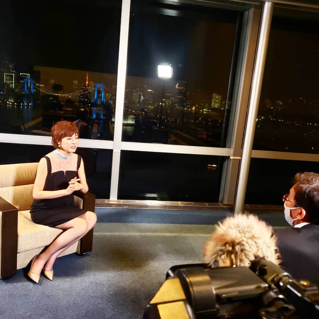のインスタグラム：「素敵な夜景をバックに大村アナウンサーさんと話が弾みました。  #大村アナウンサー #音声さん上からずっとマイク持ちっぱなしに感謝 #大河内志保 #長時間ありがとうございました #」