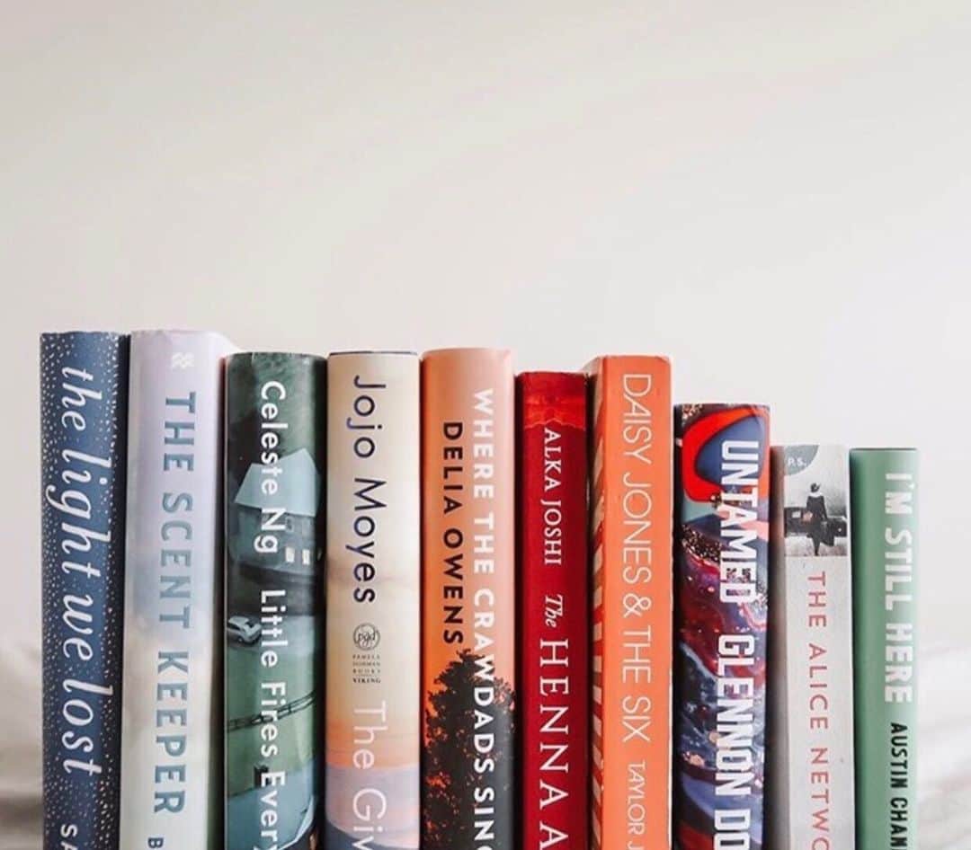 リース・ウィザースプーンのインスタグラム：「Gooood morning to all my @reesesbookclub folks! Which picks have you read this year? Any favorites?? 📚」