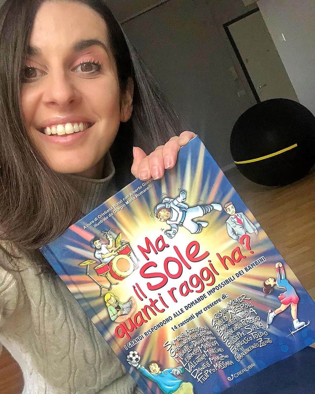 ヴァレンティーナ・マルケイのインスタグラム：「È una settimana bella per tanti motivi, ma oggi ancora di più perché.. È USCITO IL NOSTRO LIBRO!🤩 📚   @mailsolequantiraggiha  finalmente splende in libreria!  Quattordici domande impossibili di bambini, quattordici risposte affidate ai grandi.  Quattordici racconti illustrati dagli spettacolari disegni di @g__romanelli 😍  A cura di @cristiana.bonzi con @giannoni54 (@edicartstyle ) e con una speciale dedica di Liliana Segre.  LINK PER ACQUISTARLO IN BIO!  Da oggi ci trovate in Feltrinelli, Mondadori, Coop, Ubik e in tantissime altre librerie indipendenti.   Ma anche online: Amazon, Ibs , Libreria Universitaria e sul sito del CAV Mangiagalli ( a cui andranno i ricavi de libro!♥️)   Un'opera corale oltre ogni steccato ideologico, che sostiene l'opera straordinaria del Centro di Aiuto alla Vita Mangiagalli, fondato nel 1984 da Paola Bonzi.  Insieme a me hanno contribuito il Sindaco @beppesala , @guidasenzapatente , @astro_paolo , @francescotoldo e tanti altri...   Ma il sole quanti raggi ha?  Sempre uno in più di quello che pensiamo ☀️   Ps. Il libro è per tutti, genitori e bimbi e anche per i miei amici. Quest’anno il regalo di Natale alla mia gang sarà questo♥️」