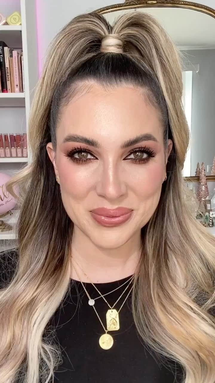 Too Facedのインスタグラム：「Global Beauty Director, Elyse has all the tips on how to get perfect lashes every time with our Better Than Sex Mascara! Get yours via IG Checkout @Sephora. #betterthansex #toofaced」