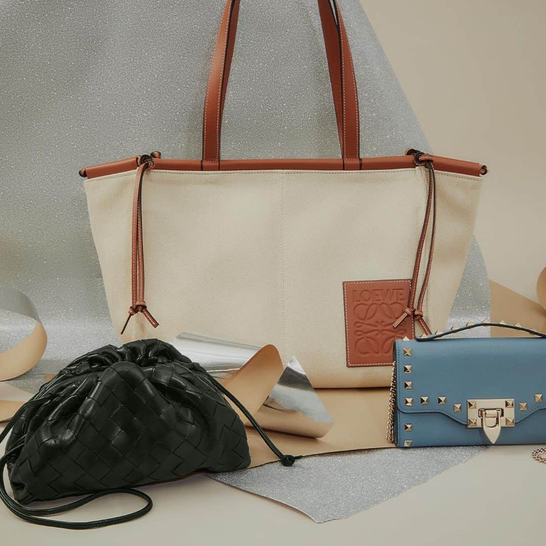 Saks Fifth Avenueのインスタグラム：「HANDBAG HEROES: Introducing our most-wanted (and giftable) styles from @loewe, @bottegaveneta and @maisonvalentino. #SaksStyle」