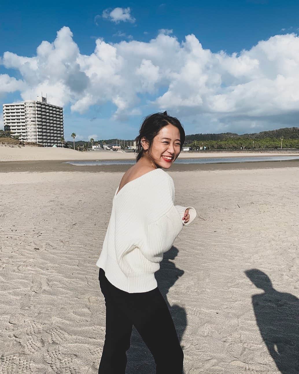 上野智子のインスタグラム：「青空が幸せだったロケハン日和🌴 上下 @searoomlynn_official 💛 #searoomlynn」