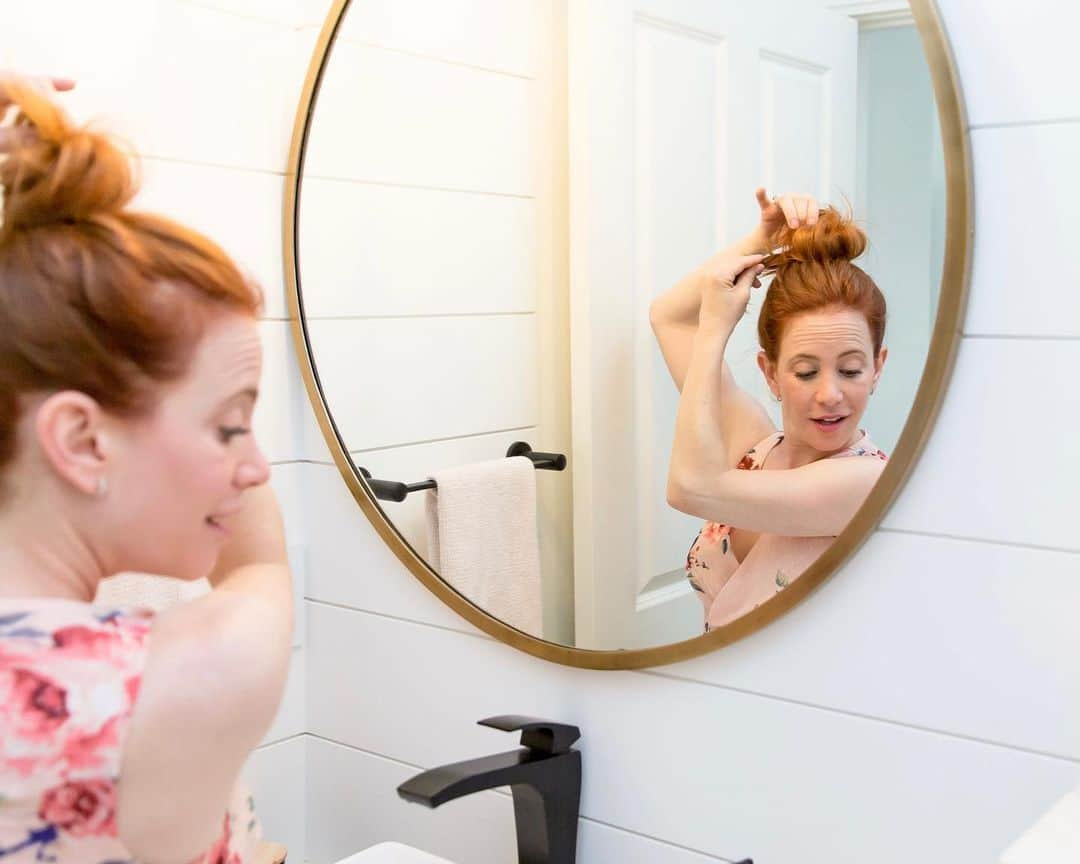 エイミー・デビッドソンさんのインスタグラム写真 - (エイミー・デビッドソンInstagram)「1 minute bun tutorial with just a hair tie!  This tutorial is still the most popular blog post on amydavidson.com from a few years ago. It’s my favorite bun and so incredibly easy⭐️  ⭐️10 simple steps for a cute, messy bun!  1. Choose your favorite hair tie or scrunchie.   2. Gather hair into a high ponytail.   3. Pull and separate the front of your hair to add definition.   4. Add volume to top of pony by teasing hair with fingers.   5. I twist pony to the left because I’m right handed but either direction will work. While twisting I am also pulling pieces of hair to make it messy.   6. I then start to wrap the twist in front and to the right covering hair tie and then around to the back.   7. My hair is pretty long so I have to wrap another way around. If your hair doesn’t go around another time skip this step.   8. I start to pull the hair tie out and hold it with my left hand while holding onto my hair with my right hand. Then I tuck the ends of the twist around and thru the hair tie.  9. After I’ve pulled my ends thru the hair tie, I pull at pieces of hair loosening and messing up the bun. *I like my bun messy so I don’t mind the ends sticking out, but if you do, you can tuck them under the hair tie and hide them inside!   10. Pull at hair to mess it up a little more...And voila! The messy bun in less than a minute!!  ...and I am giving all credit to one of my best friends @jodidewey who taught me this brilliant bun trick maybe 10 years ago!💋🙌🏻  And 📷 by @stephdayart ♥️」11月20日 1時12分 - amy_davidson