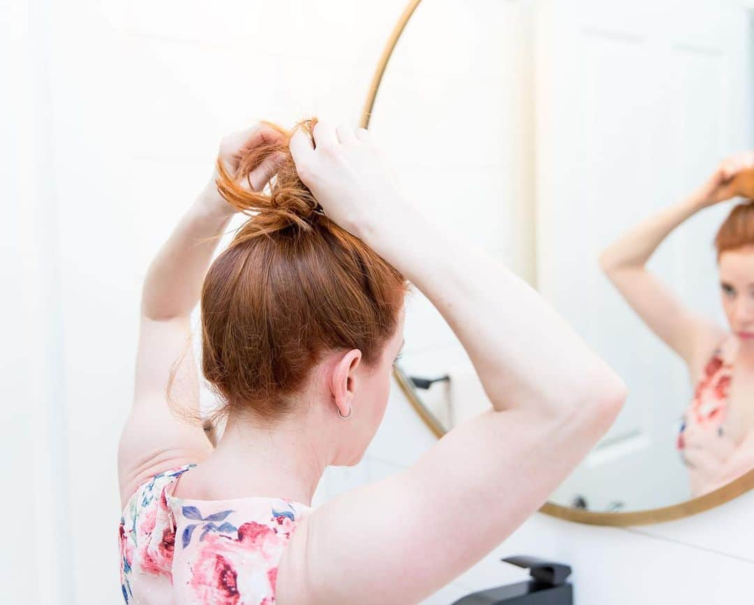 エイミー・デビッドソンさんのインスタグラム写真 - (エイミー・デビッドソンInstagram)「1 minute bun tutorial with just a hair tie!  This tutorial is still the most popular blog post on amydavidson.com from a few years ago. It’s my favorite bun and so incredibly easy⭐️  ⭐️10 simple steps for a cute, messy bun!  1. Choose your favorite hair tie or scrunchie.   2. Gather hair into a high ponytail.   3. Pull and separate the front of your hair to add definition.   4. Add volume to top of pony by teasing hair with fingers.   5. I twist pony to the left because I’m right handed but either direction will work. While twisting I am also pulling pieces of hair to make it messy.   6. I then start to wrap the twist in front and to the right covering hair tie and then around to the back.   7. My hair is pretty long so I have to wrap another way around. If your hair doesn’t go around another time skip this step.   8. I start to pull the hair tie out and hold it with my left hand while holding onto my hair with my right hand. Then I tuck the ends of the twist around and thru the hair tie.  9. After I’ve pulled my ends thru the hair tie, I pull at pieces of hair loosening and messing up the bun. *I like my bun messy so I don’t mind the ends sticking out, but if you do, you can tuck them under the hair tie and hide them inside!   10. Pull at hair to mess it up a little more...And voila! The messy bun in less than a minute!!  ...and I am giving all credit to one of my best friends @jodidewey who taught me this brilliant bun trick maybe 10 years ago!💋🙌🏻  And 📷 by @stephdayart ♥️」11月20日 1時12分 - amy_davidson