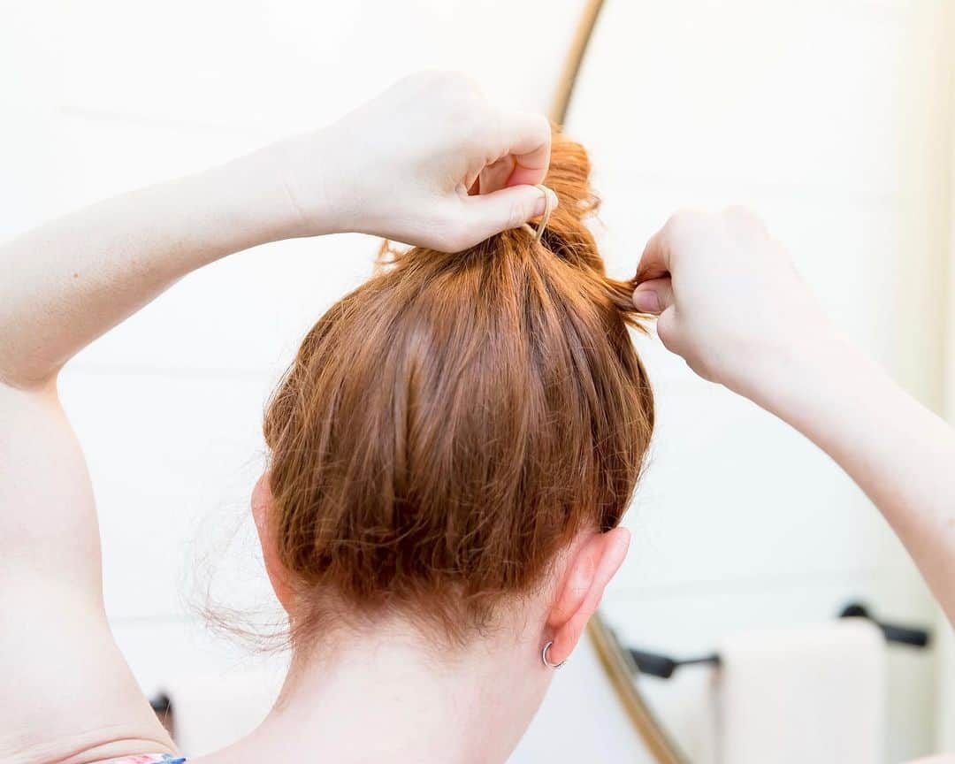 エイミー・デビッドソンさんのインスタグラム写真 - (エイミー・デビッドソンInstagram)「1 minute bun tutorial with just a hair tie!  This tutorial is still the most popular blog post on amydavidson.com from a few years ago. It’s my favorite bun and so incredibly easy⭐️  ⭐️10 simple steps for a cute, messy bun!  1. Choose your favorite hair tie or scrunchie.   2. Gather hair into a high ponytail.   3. Pull and separate the front of your hair to add definition.   4. Add volume to top of pony by teasing hair with fingers.   5. I twist pony to the left because I’m right handed but either direction will work. While twisting I am also pulling pieces of hair to make it messy.   6. I then start to wrap the twist in front and to the right covering hair tie and then around to the back.   7. My hair is pretty long so I have to wrap another way around. If your hair doesn’t go around another time skip this step.   8. I start to pull the hair tie out and hold it with my left hand while holding onto my hair with my right hand. Then I tuck the ends of the twist around and thru the hair tie.  9. After I’ve pulled my ends thru the hair tie, I pull at pieces of hair loosening and messing up the bun. *I like my bun messy so I don’t mind the ends sticking out, but if you do, you can tuck them under the hair tie and hide them inside!   10. Pull at hair to mess it up a little more...And voila! The messy bun in less than a minute!!  ...and I am giving all credit to one of my best friends @jodidewey who taught me this brilliant bun trick maybe 10 years ago!💋🙌🏻  And 📷 by @stephdayart ♥️」11月20日 1時12分 - amy_davidson