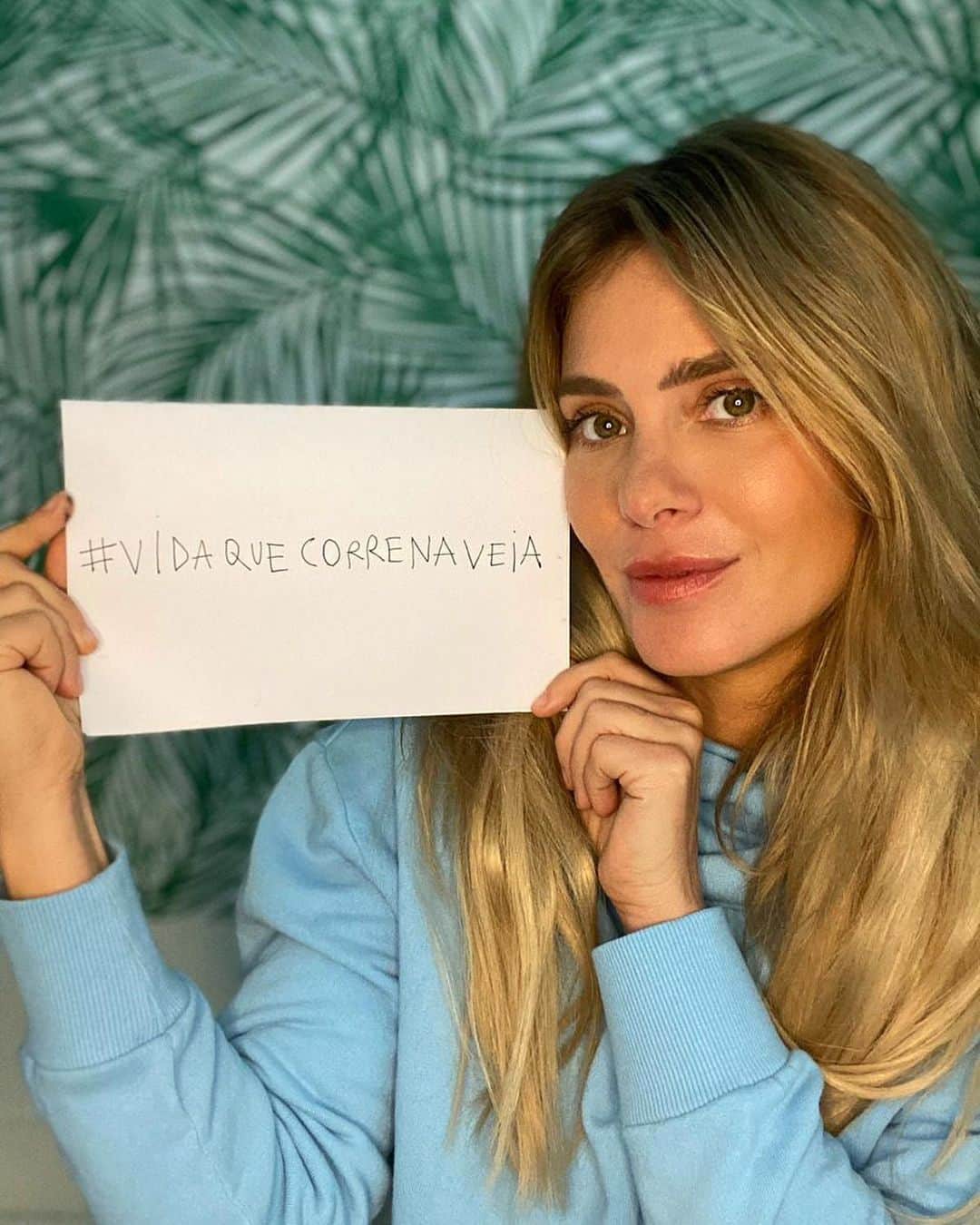 カロライナディークマンのインスタグラム：「Ao longo das últimas semanas,  venho falando com vocês sobre diversas doenças no sangue,  como parte da campanha #VidaQueCorreNaVeia.   Essa conscientização é muito importante,  afinal são condições que afetam desde crianças, adultos e até idosos.   Já estive próxima do tema na ficção e agora estou aqui reforçando a importância de saber e cuidar dessas doenças nos dias de hoje,  mesmo com os cuidados exigidos pela quarentena.   Doenças como #PTI (Trombocitopenia Imune Primária), #Mielofibrose, #PolicitemiaVera, #LMC (Leucemia Mieloide Crônica), #LMA (Leucemia Mieloide Aguda) e #Mastocitose  são pouco conhecidas,  mas é fundamental que todos saibam mais sobre elas para saber reconhecer os sintomas e garantir o tão importante diagnóstico precoce.   Fiquei muito honrada de ser a embaixadora dessa campanha e poder contribuir com a divulgação de informações tão importantes.  https://is.gd/vidaquecorre  #ad ❤️」