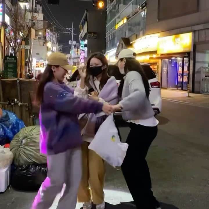 キム・ダヘのインスタグラム：「생일로 넘어가는 자정엔 18년 친구들과 함께 오랜만에 나의 고향 수유에서 😭🎉」