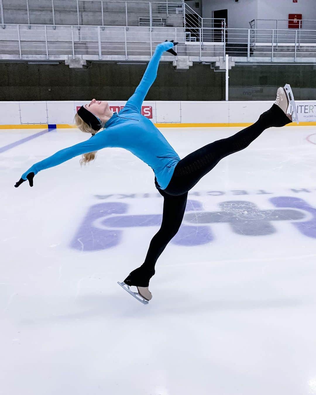 エリスカ・ブレジノワのインスタグラム：「From the bottom to top in style with @chiquesport 💙 GET 10% OFF with code: ELISKA10 #desirehalfziptop #desirenonslipleggings #sportsbra #headband」