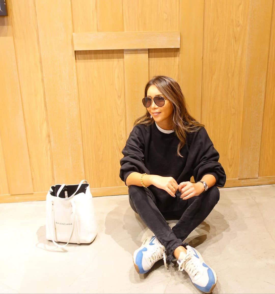 ETSUKOのインスタグラム：「スニーカーメイン 適当　なのに　週3で着てる。。。 なので お気に入りのブラックコーデ🖤🖤🖤  #コーデ tops #zara denim #agjeans  くっく#nike  bag #balenciaga」
