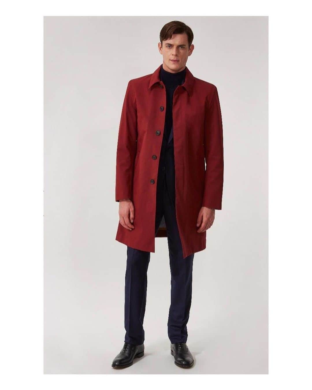 ギーブス&ホークスのインスタグラム：「Our beautiful Monroe single-breasted raincoat in oxblood available online at www.gievesandhawkes.com   #Raincoat #GievesandHawkes #British #AutumnWinter」