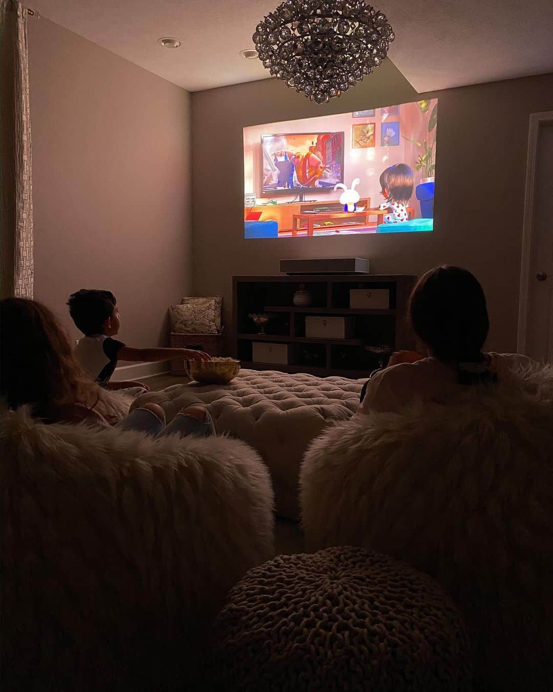 My Interiorさんのインスタグラム写真 - (My InteriorInstagram)「With this temporary new normal we are living in, Farah and her family is still enjoying family tradition of watching movies every Friday with #LGCineBeam ! Check out more at @LG_tech.it now! 😍 #4kprojector #HU85LA #hometheater #movienight 📸 :@farahjmerhi」11月20日 1時23分 - myinterior