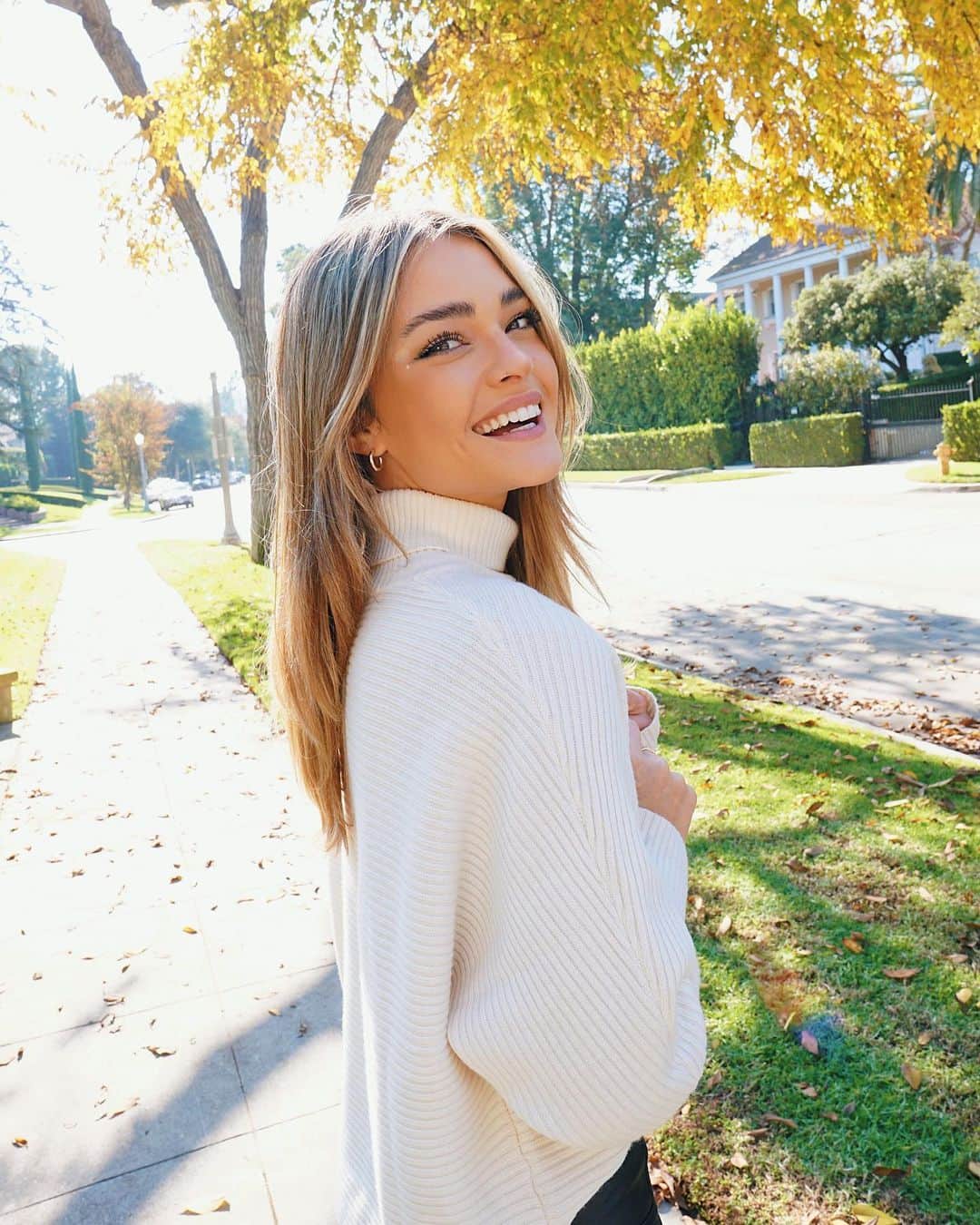ヴェール・ゲンタのインスタグラム：「This year was definitely a whirlwind of emotions, for everybody. There was good days and bad days and everything in between. We went through some of the strangest situations but we did it as a team. And that’s something I learned this year that is one of the more important lessons I’ve ever learned. They don’t teach this at school but they should...We don’t all have to be individuals, we could all be a team. The struggles we all faced this year were oddly comforting in a sense because we were going through them together. So with that being said, if there’s one thing you take away from 2020 (other than washing your hands), let it be that we need one another. That the support system you have is something to be grateful about. To be there for others when times get tough. No matter opinions or perspectives, we are all human. Let’s support each other and be FRIENDS!!! The world is a cruel place, why don’t you make it a little bit better by simply being kind & offering a hand every so often? Anyways, 2021...we’re ready for ya 🌞」