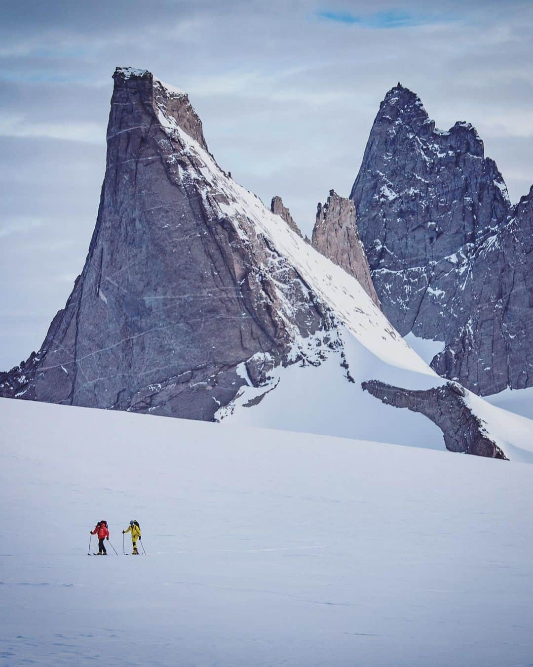 ジミー・チンさんのインスタグラム写真 - (ジミー・チンInstagram)「I never take it for granted to see my teammates returning to basecamp after a big mission. @alexhonnold and @cedarwright coming home from a long day in Antarctica.  @thenorthface @yeti」11月20日 1時24分 - jimmychin