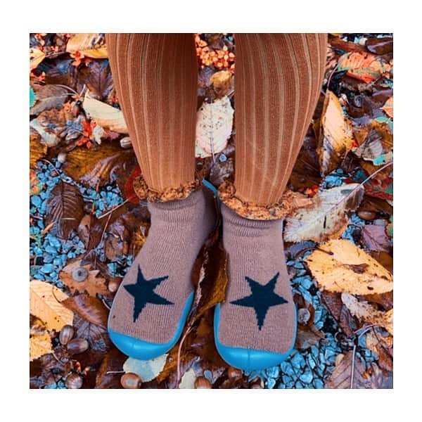 コレジアンさんのインスタグラム写真 - (コレジアンInstagram)「✨ Keep your feet warm and cosy this autumn 🍂🤗 . ✨ Gardez vos pieds au chaud cet automne 🍂🤗 . Pictures @familywelcome 😘 . #collegien #collegien_officiel #madeinfrance #slippers #newin #extrasoft #ecofriendly #chaussons #babucce #haussocken #slippersocks #fashion #style #newin #fw20 #newcollection #autumn #familytime #comfortable #cosy #hygge #cocooning #staywarm #bestslippers #wholefamily #cashmere #chocolate」11月20日 1時25分 - collegien_officiel
