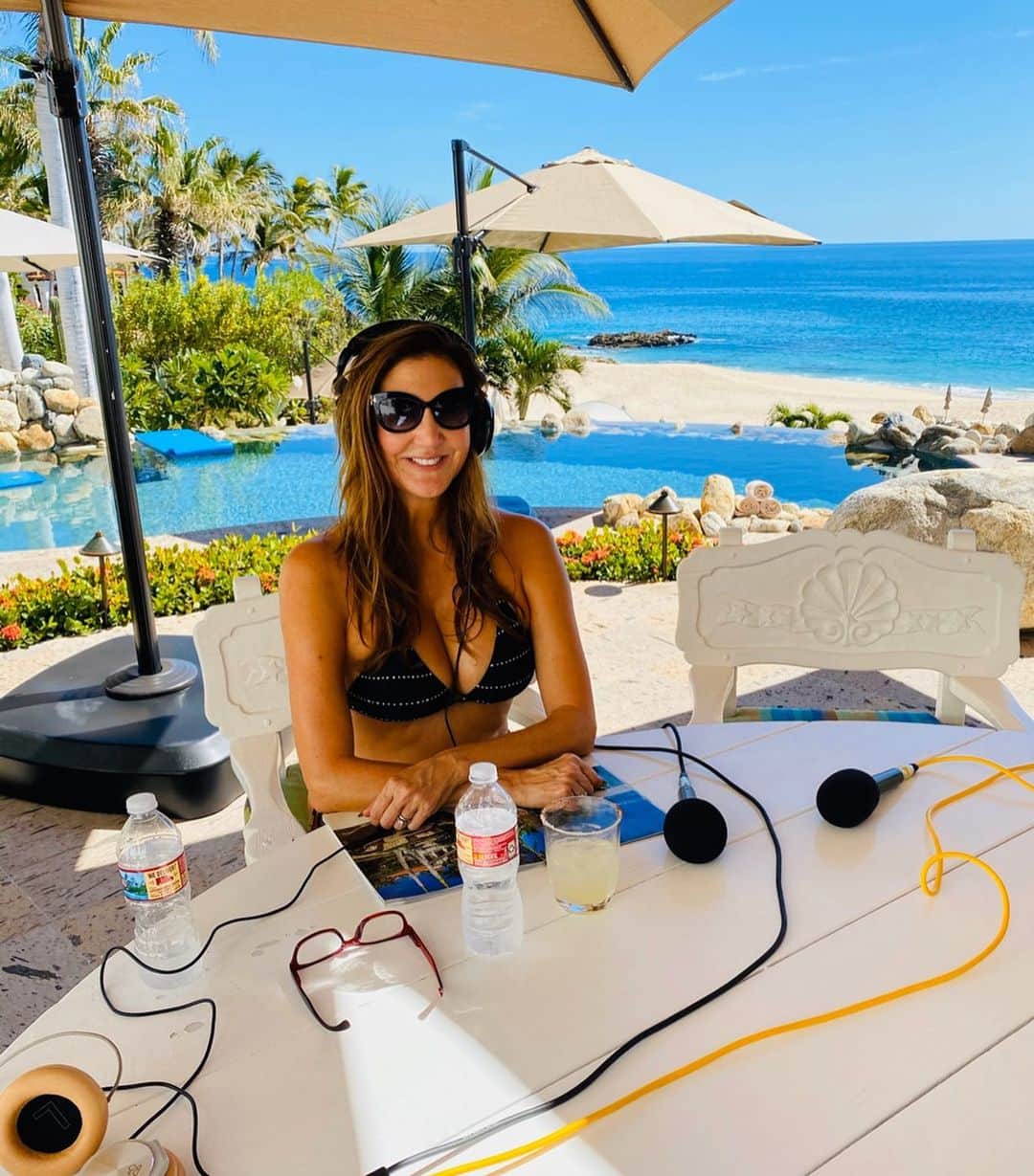 ヘザー・マクドナルドのインスタグラム：「Dr. Drew Pinsky and his wife of almost 30 years, Susan, joined me in Cabo to record this interview about how they met, fell in love, broke up, got married, and are still super horny for each other 30 years later while raising triplets.  I also cover #TheBachelorette and Real Housewives of Salt Lake City and why Mary isn't the first woman who may have had a romantic relationship with her grandfather. Episode out now! Have you listened yet?」