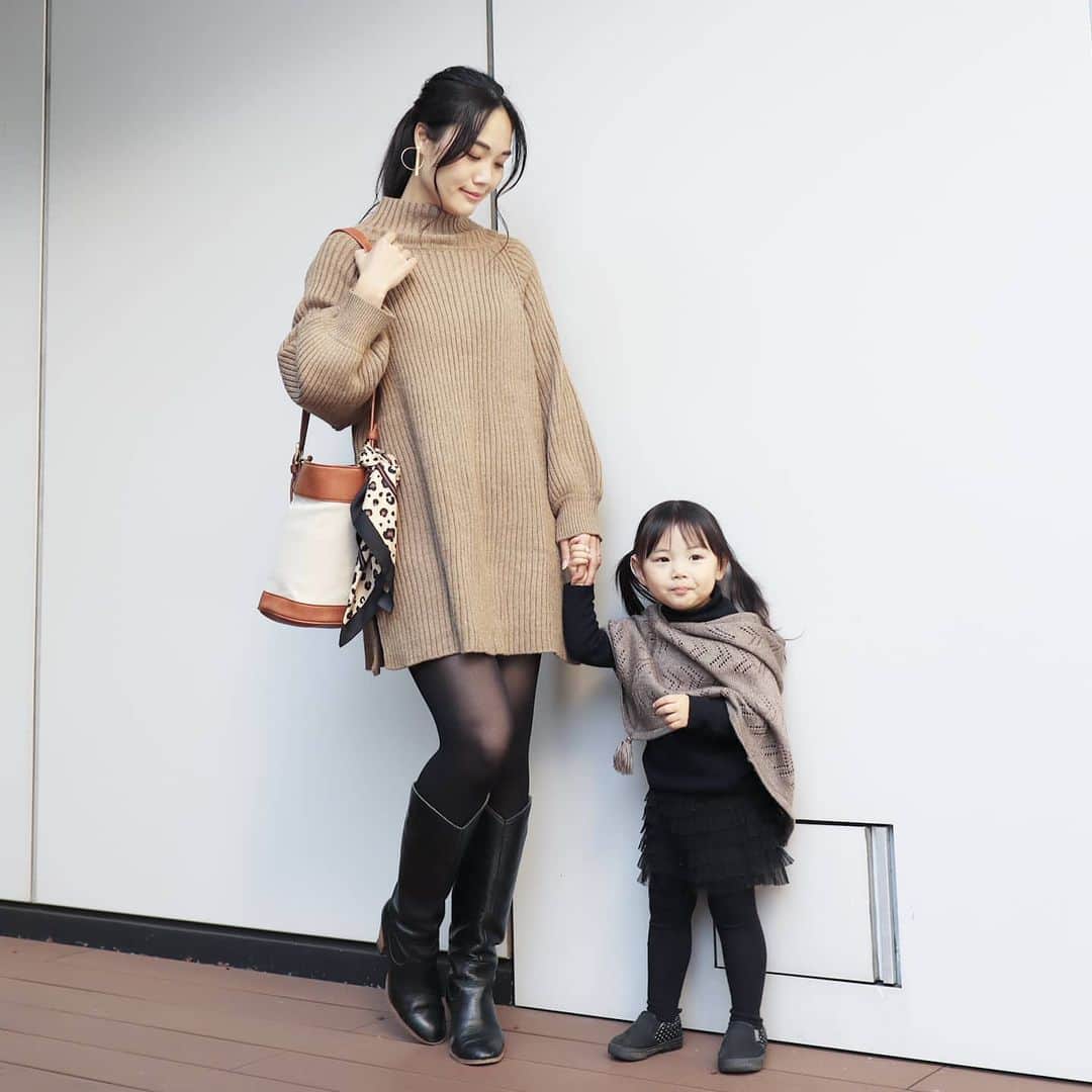 Eri Satoのインスタグラム：「black×brown×beigeコーデ · knit: @titivatejp 去年の bag: @kalie_official pierce: @joueri · 暖かい日か続くので久しぶりにミニ丈 下にはショートパンツ履いてますよ😇笑 · バッグは @kalie_official このバケツ型の形が好きで、黒も持ってます！ · この日ははるかちゃんとまたまた久しぶりのランチ😂💛 今年はほんと友達になかなか会えてない💦 · #titivate #titivatestyle #ティティベイト#ニット#秋物#秋服#秋コーデ#親子コーデ #親子リンクコーデ愛好家 #ワンピース#高身長コーデ#ママコーデ#カジュアルコーデ#ミニワンピ #冬コーデ#fashion#ootd#outfit#code#coordinate#style#ファッション#コーディネート#コーデ#シンプルコーデ#mamagirl#locari#partegram#カジュアル#お洒落さんと繋がりたい」