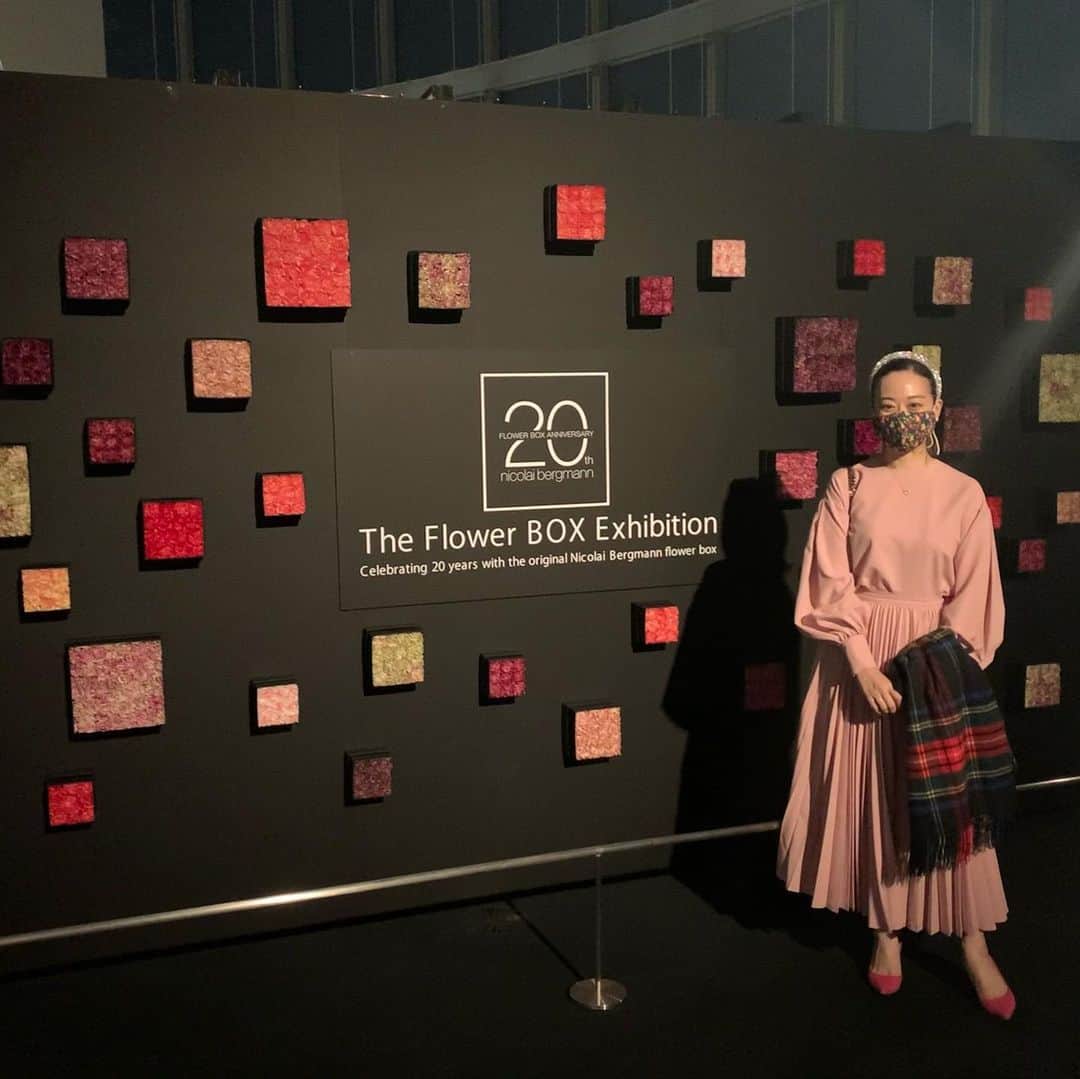 のインスタグラム：「※ The flower box exhibition by Nicolai Bergmann 💐 . ニコライバーグマンのフラワーボックス20周年を 記念した展示会の、レセプションへ💐 . 色んな方とのコラボレーションや ヒストリー、そして、ご本人の思い等 コロナ禍に配慮されたイベントでした。 . 明日からは一般公開で、オリジナルの フラワーボックスが作れるコーナーも あって興味深かったです✨ . . #nicolaibergmann #ニコライバーグマン #theflowerbox #フラワーボックス #花のある暮らし #花が好きな人と繋がりたい #tokyocityview #東京シティビュー #roppongihills #六本木ヒルズ #flowerbox20th」