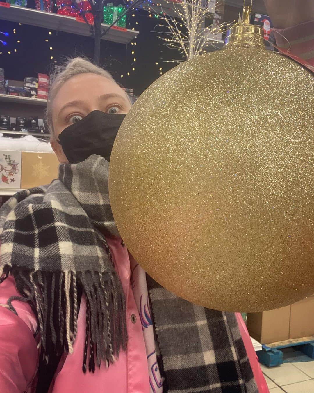 サイモンとマルティナのインスタグラム：「LOOK AT THE SIZE OF THESE BIG, SPARKLING BALLS! ✨」