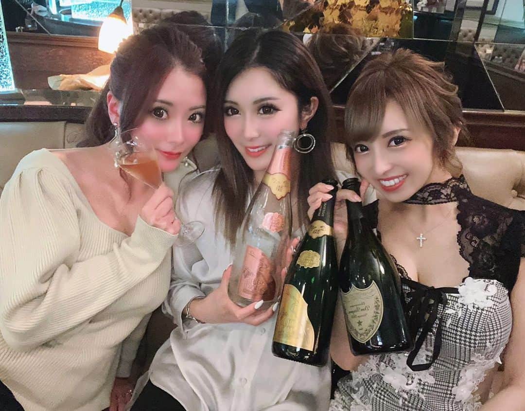 のインスタグラム：「ひかちゃんファミリーから 萌えソウメイロゼ達と萌えペリいただきました💖  女の子嬉しい〜💖  お客様、りーたん、みつきちゃんもありがとうございます🌈🌈🌈  #コンセプトカフェ#カフェ#コンカフェ#メイドカフェ#可愛い#プティパルフェ#コスプレ#住吉#アールズカフェ#錦#キャバクラ#名古屋#YouTube#イチナナ#17LIVE#TikTok#ソウメイ#ドンペリ」