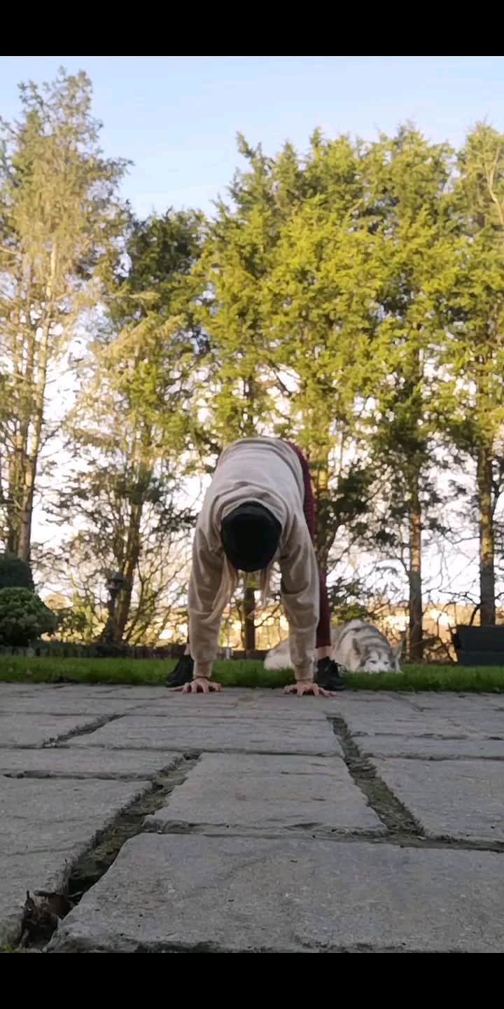 トニア・コーチのインスタグラム：「🤸🏼‍♀️」