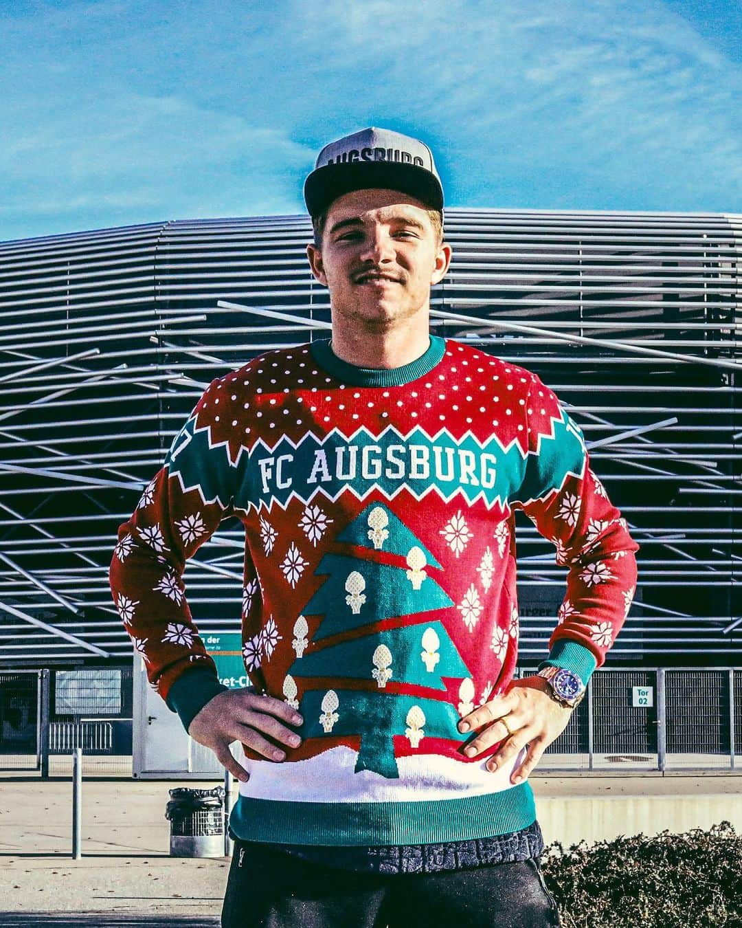 FCアウクスブルクさんのインスタグラム写真 - (FCアウクスブルクInstagram)「Mega Typ, mega Outfit! 🤩🎄 @mvp.05 #UglySweater #FCA #FCA1907 #fcaugsburg」11月20日 1時49分 - fcaugsburg1907