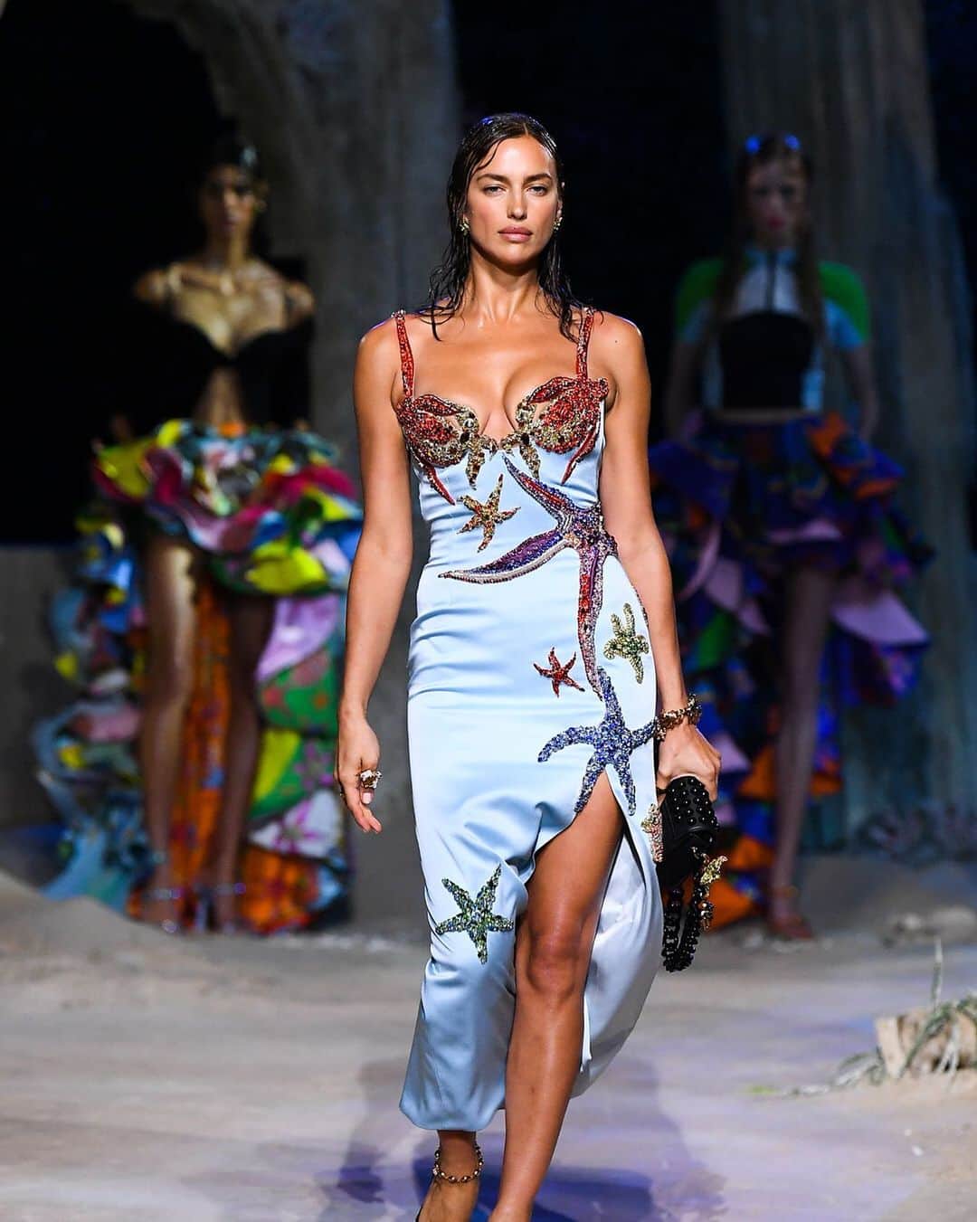 Fashion Weekのインスタグラム：「Under the sea ♥️ @irinashayk on the runway for @versace's Spring Summer 2021 collection. Photo by @gettyimages」