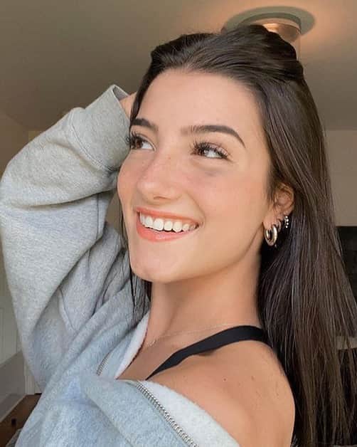 Just Jaredさんのインスタグラム写真 - (Just JaredInstagram)「One of @tiktok’s biggest stars, Charli D’Amelio, is seemingly losing hundreds of thousands of followers on the app and fans think they know the reason why. Tap this pic in the LINK IN BIO to see.  #CharliDAmelio Photo: Instagram/Charli D’Amelio」11月20日 1時58分 - justjared