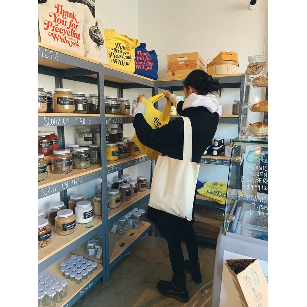 金原杏奈のインスタグラム：「@precyclenyc 🍎🍋🍌🍇🍆🥕🥬 ・ こちらブルックリンにある食料品店。 全てローカルの食材を扱っていて 量り売りで買えるパッケージフリーのお店。 普通のスーパーでもなるべくそういう物を 選ぶようにしているけど、商店街の八百屋さんみたいに もっと当たり前になったら良いね！ 少し意識してみると、「便利なもの」と 「便利すぎるもの」がある気がする。 ゼロか100ではなく、偏りすぎてるものは 自分の中でバランスを整えていきたい💭 ・ #precyclenyc #zerowaste #ecofriendly #plasticfree #reduceplastic #sustainable #ゼロウェイスト #リデュース #ゴミ削減 #プラスチックフリー #シンプルライフ」