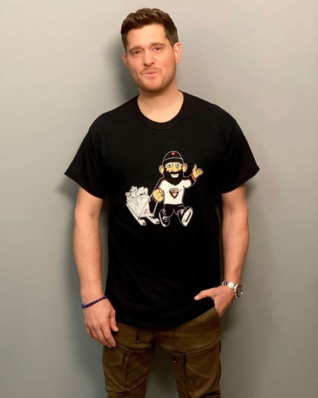 マイケル・ブーブレのインスタグラム：「The Vancouver Giants and the entire WHL are uniting to raise funds for children in their communities. For every Jack the Giant shirt sold, $7 will go to The BC Children’s Hospital Foundation. Grab one before they’re gone! Link in my Profile.   #WHLTsforToys @whlgiants @westernhockeyleague」