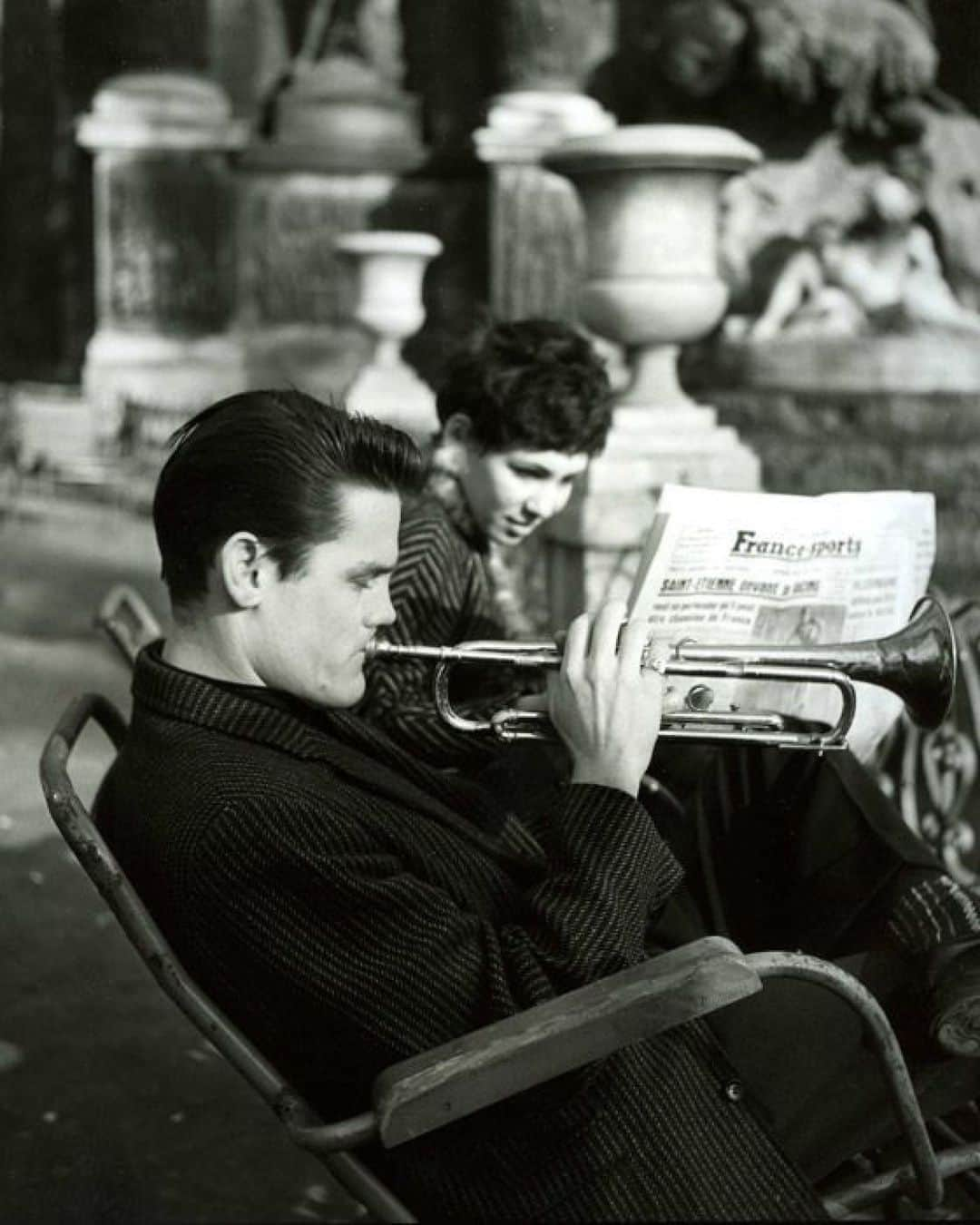 ボリオリさんのインスタグラム写真 - (ボリオリInstagram)「Chet Baker is the benchmark of the "cool jazz" style of the 60s. He created an elegant, soft, and soothing tone and fused it with his indelible and iconic personal style.⁣ His work is characterized by an immeasurable romanticism. He caressed and whispered the notes and words seamlessly, resulting in a very unique sound - it was difficult to distinguish the exact point at which he stopped playing and started to sing.⁣ He applied the same classicism, simplicity and timelessness to getting dressed, often pairing an unstructured jacket and jeans with a t-shirt, polo or dress shirt.⁣ Chet Baker predicted the future or modern menswear, with this relaxed but always elegant style - the Boglioli DNA.⁣ ⁣ ⁣ #Boglioli #giradischi #spotify #ChetBaker #jazz #cooljazz #elegant #classic #sound #music」11月20日 2時01分 - boglioliofficial