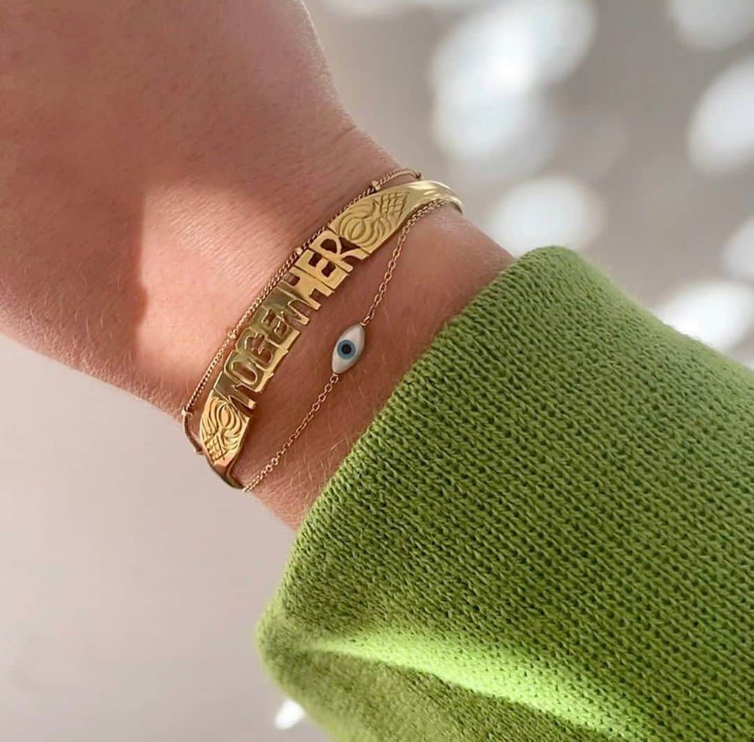 クレオベラのインスタグラム：「A weekend full of giveaways is coming your way 💫 Starting with *drumroll please* BALI BRACELETS for you & your friends 💫   To enter:  • Tag Two Friends (all 3 must be following us!) • Share This Post To Your Story for an Extra Entry & Tag Us  • Sign Up For Our Newsletter (link in bio)  Hope we’re bringing lots of cheer to your weekend & good luck!!🍀🍀  Congrats @audgep0dge_ & friends 👏🏼」