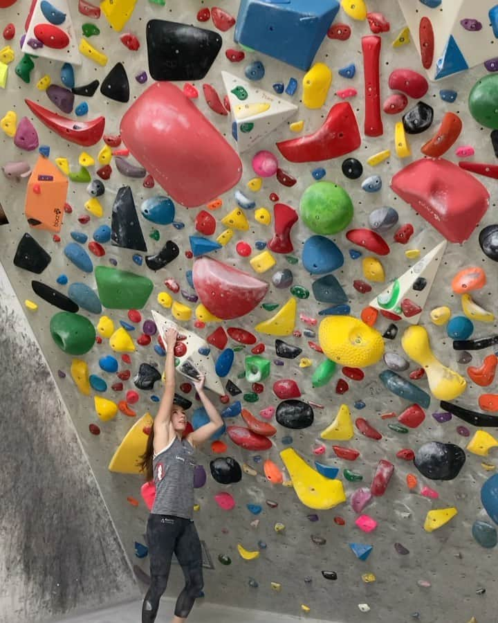 ユリア・フィシェルのインスタグラム：「Feeling lucky that athletes are still allowed to train, even though we're in another lockdown here in Austria. 😷 Thank you @franziska.sterrer for sharing this cool boulder via Whatsapp, gotta get creative when you're only allowed to climb in small groups 😄💎 #perle  Thank you @jessy_pilz for filming ☺️」