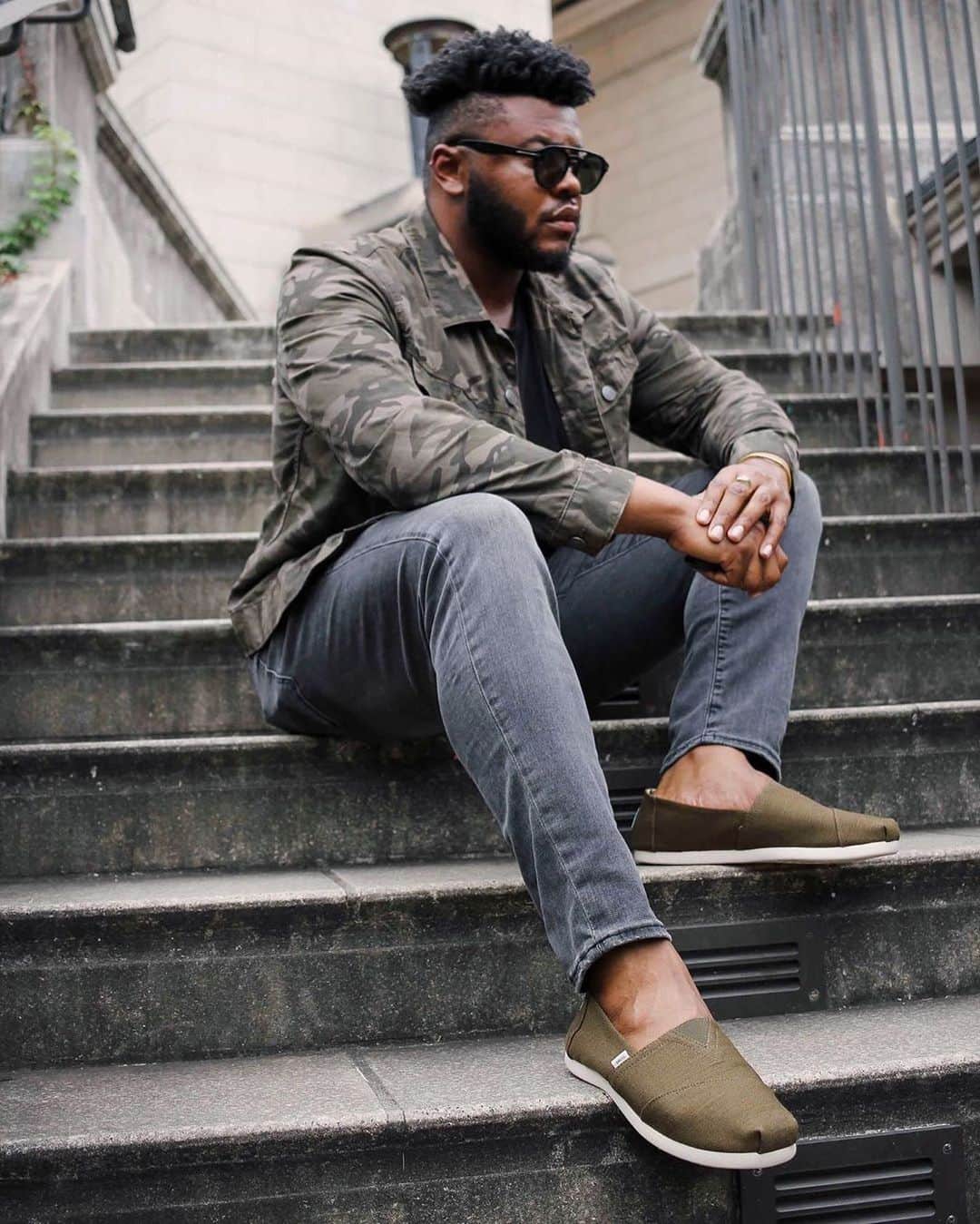 トムズシューズのインスタグラム：「“Feeling cool and comfortable in my new @toms alpargatas.”   The Military Olive CloudBound™ Alpargatas styled by @francisleebaker4 #regram  For every $3 we make, we give $1 away. #TOMS」