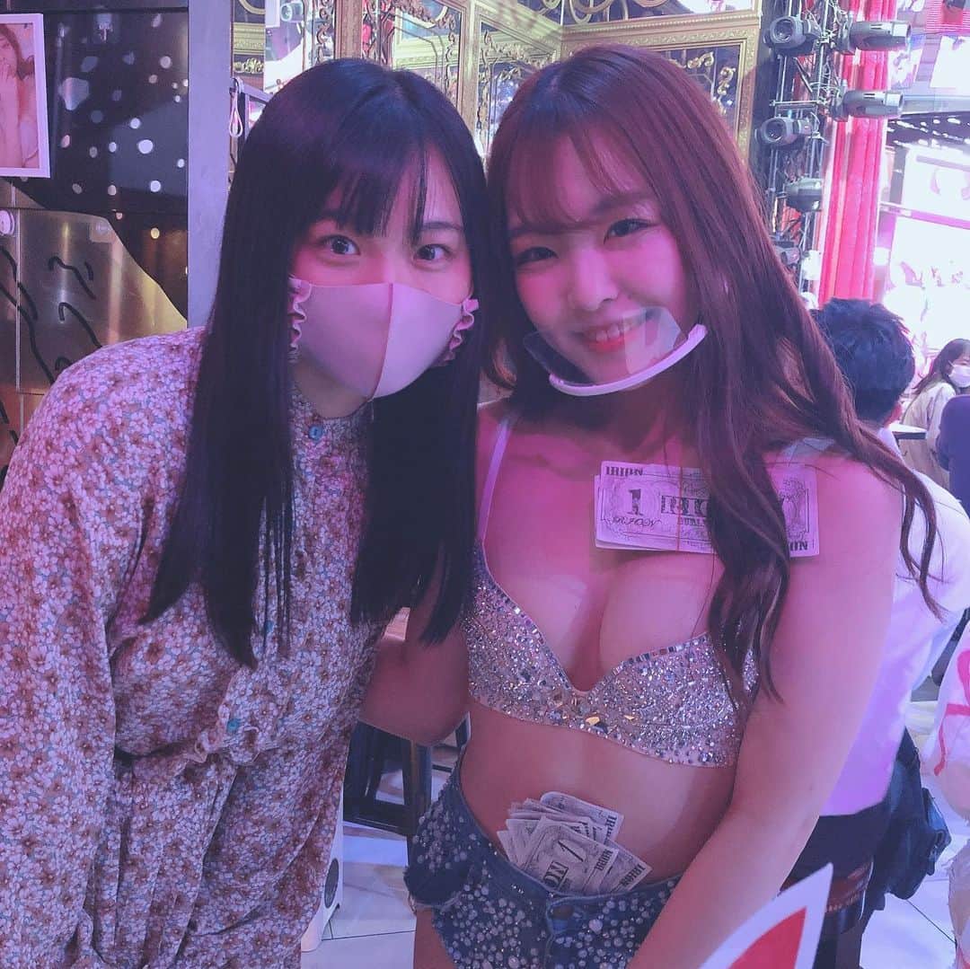 花音うららさんのインスタグラム写真 - (花音うららInstagram)「💸✨ . . . こんなに近くに来て写真も一緒に撮ってくれました😭最高すぎる！！😭😭✨✨❤️❤️楽しすぎた！私のおっぱいずっとむにむにしてくれてたの可愛すぎる🥲💕 #バーレスク東京 #burlesque #バーレスク #burlesquetokyo 女の子タグ付け🏷しました🙇🏻‍♀️🥰」11月20日 2時12分 - kanon_ura2_life