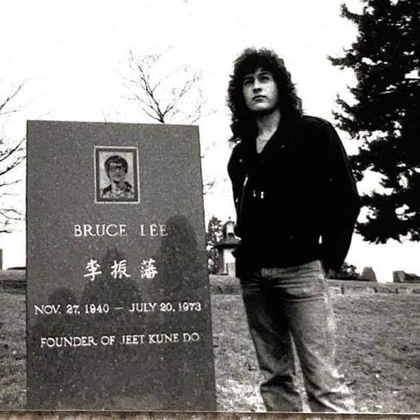 Queensrycheさんのインスタグラム写真 - (QueensrycheInstagram)「#tbt🔙📸 - Michael visiting Bruce Lee's grave site around '84/'85 #queensryche #throwbackthursday #circa84or85 #michaelwilton #whip #guitarist #brucelee #gravesite #memories #jeetkunedo #fanofbrucelee #burialsite #longtimeago」11月20日 2時13分 - queensrycheofficial