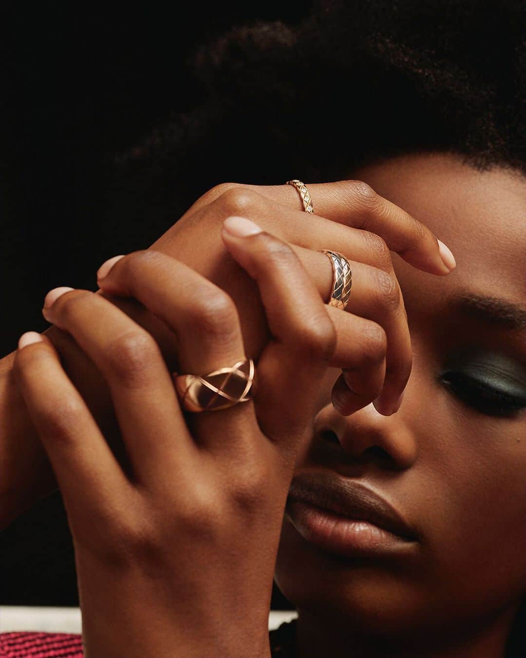 のインスタグラム：「A CHANEL Dream Never Fades  @imari_karanja wears three rings in BEIGE GOLD and one ring in white gold from the COCO CRUSH collection.  #CHANELDreaming #CHANELFineJewelry #COCOCRUSH  Discover the selection. Link in bio.」