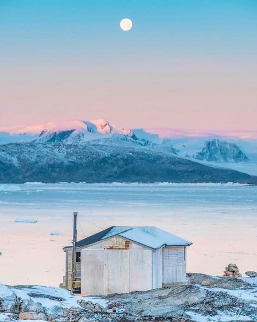 Wonderful Placesさんのインスタグラム写真 - (Wonderful PlacesInstagram)「Have you ever been to East Greenland❓❓ British photographer ✨@jamespopsys✨ went on a remote expedition there and discovered something even more special than the glaciers and colorful skies: the peacefulness of pure silence. The stark landscape of Greenland's icy tundra will raise the hair on your skin and leave you awestruck. 🥶🥶 Watch the full segment on "Wonderful Places" right here on IGTV and ✨@amazonprimevideo✨--- November 21st. 🎬 #wptv #wptvshow #amazonprime #amazonprimevideo」11月20日 2時16分 - wonderful_places