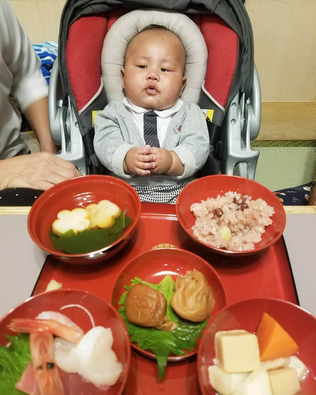おんむすのインスタグラム：「うちのシャチョサンもう産まれて100日だってよ！はえーなー」