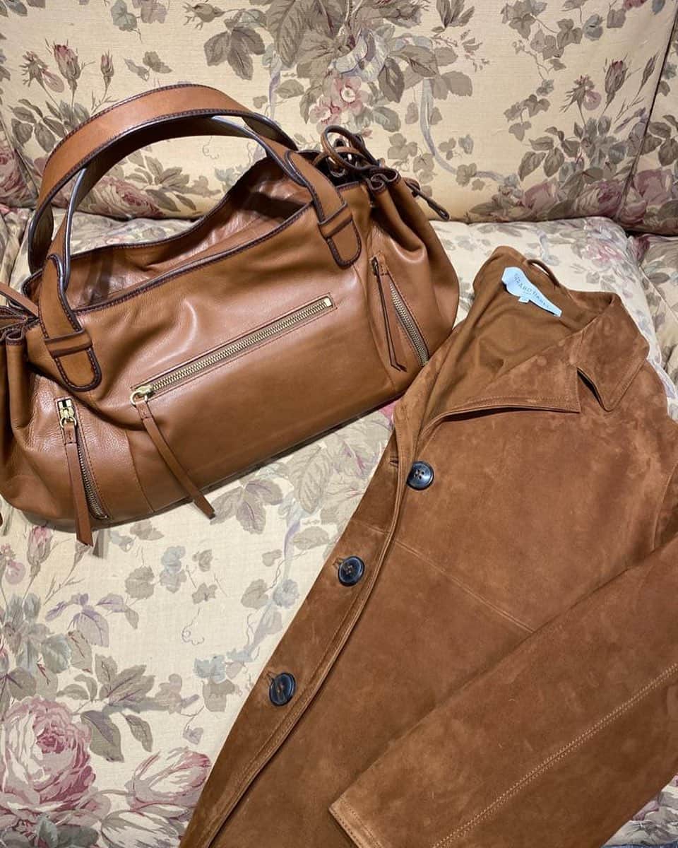ジェラールダレルさんのインスタグラム写真 - (ジェラールダレルInstagram)「24H bag + Suede leather jacket - Our iconic pieces in camel tones. #GerardDarel #Newcollection #FW2021 #Outfit」11月20日 2時28分 - gerarddarel