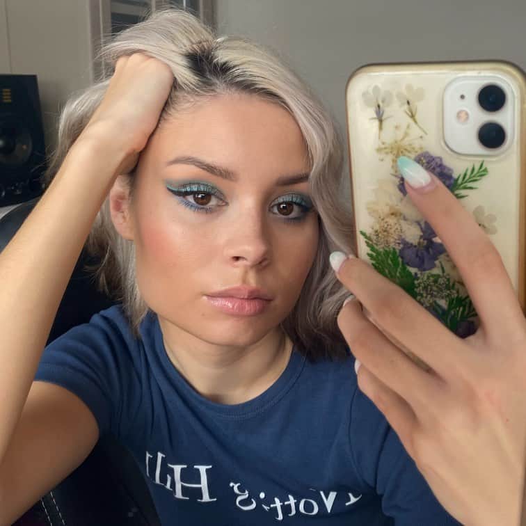 ニーナ・ネスビットのインスタグラム：「hi queens」