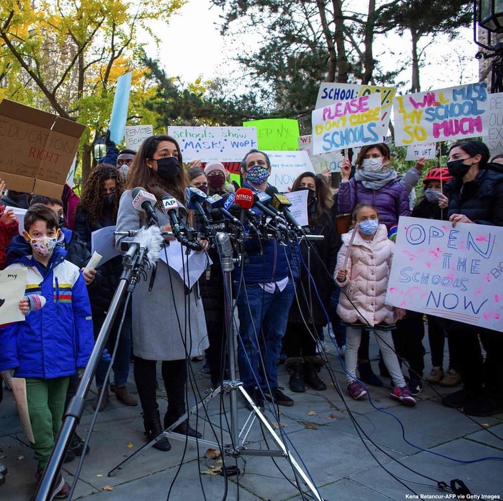 ABC Newsさんのインスタグラム写真 - (ABC NewsInstagram)「Children in New York take part in a protest demanding that public schools remain open, after the school district shut its doors as novel coronavirus rates in New York City creep upward and case numbers climb across the country. #covid_19 #newyork #schools」11月20日 2時22分 - abcnews