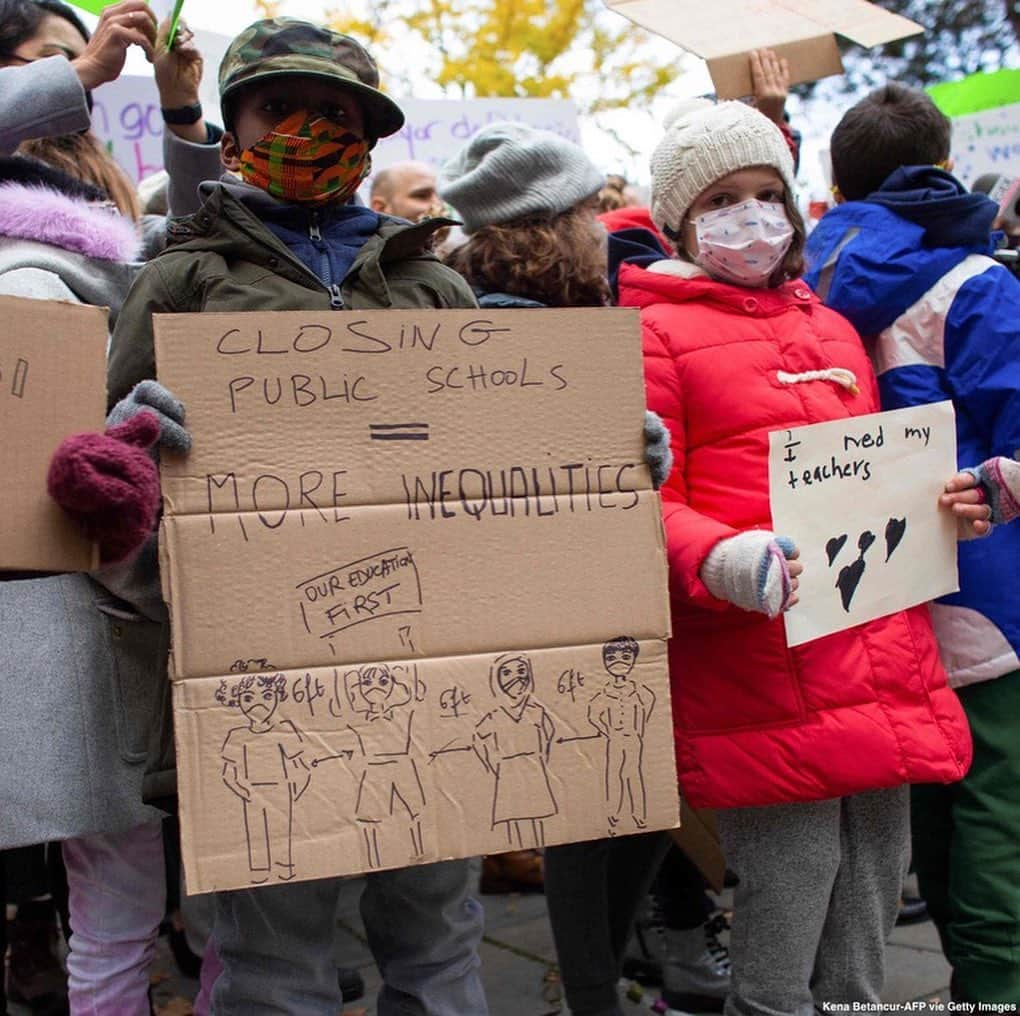 ABC Newsさんのインスタグラム写真 - (ABC NewsInstagram)「Children in New York take part in a protest demanding that public schools remain open, after the school district shut its doors as novel coronavirus rates in New York City creep upward and case numbers climb across the country. #covid_19 #newyork #schools」11月20日 2時22分 - abcnews