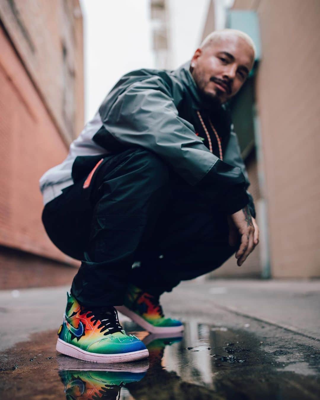 Jordanのインスタグラム：「“It’s another way for me to connect with the world. It’s a dream come true.”  Global superstar @JBalvin talks to us about his love of sneakers, becoming the first Latino artist to collaborate with Jordan Brand, and shows us the inspiration behind his upcoming Air Jordan I at the link in our bio.」