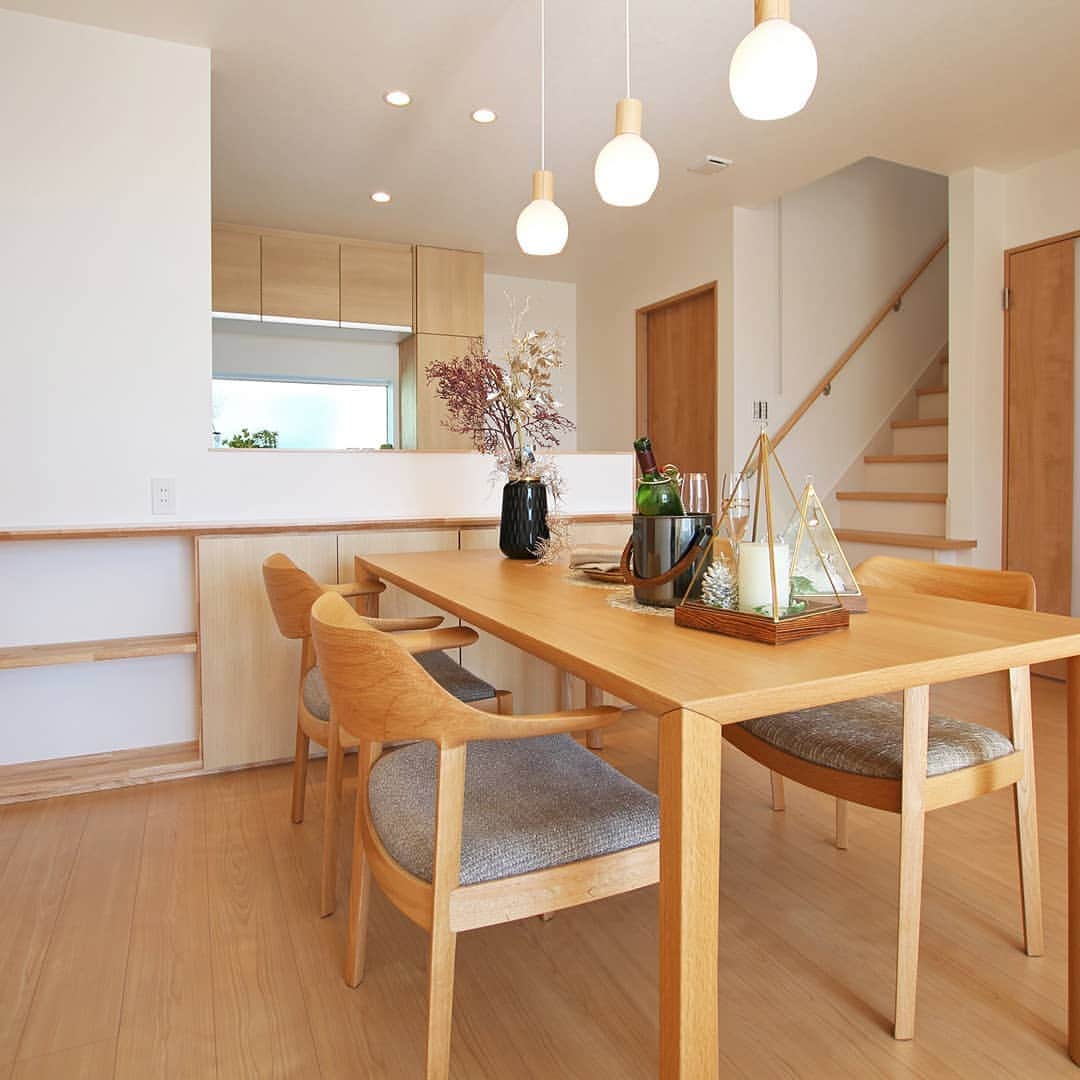 OUKEN DESIGN - 株式会社旺建さんのインスタグラム写真 - (OUKEN DESIGN - 株式会社旺建Instagram)「. 【ダイニングにぴったりの照明とは？】 . 食卓を演出するダイ二ングの照明。 楽しく会話の弾むダイニングの明かりはどうすれば作れるのでしょうか？ . <<色味>> 料理を美味しそうに見せるには電球色の光がオススメです。 . レストランやホテルでも採用されており、食材の見た目にも影響する光の色と言われています。 . <<デザイン>> 傘のついたペンダントライトがオススメ。 食卓を効率よく明るく照らし、楽しい食事の空間を演出できます。 . 最近ではおしゃれを追求したデザインのものから機能性を優先したもの、光の質を追求したもの等、 豊富な種類からお部屋に合ったダイニング照明を選ぶことができます。 . また、食卓の上に小型のペンダントライトを複数吊るすのが最近のトレンドです。 食卓を素敵に見せ、幅の広いダイニングテーブルでは均一に食卓を照らす意味でも効果的ですよ。 . -------------OPEN HOUSE開催予定-------------- 11月21日(土)、22日(日)の2日限定でOPEN HOUSEを開催いたします。 詳細はプロフィールトップのURLからご確認ください。 . 開催日：11月21日(土)、22日(日) 時間：13:00-17:00 場所：岡山県倉敷市大内 --------------------------------------------------- . . ---------------------------- ダイニングインテリアのアイディアはこちらから→ @oukendesign ---------------------------- . . #香川の家 #岡山の家 #ダイニング #ダイニング照明 #ダイニングインテリア #ダイニングキッチン #インテリア #インテリア照明 #ペンダントライト #食卓 #吊り下げ照明 #ペンダントランプ #照明 #おしゃれな照明 #おしゃれな家 #こだわりの家 #施工例 #マイホーム #マイホーム計画 #住まい #暮らし #ouken #旺建」11月19日 17時36分 - oukendesign