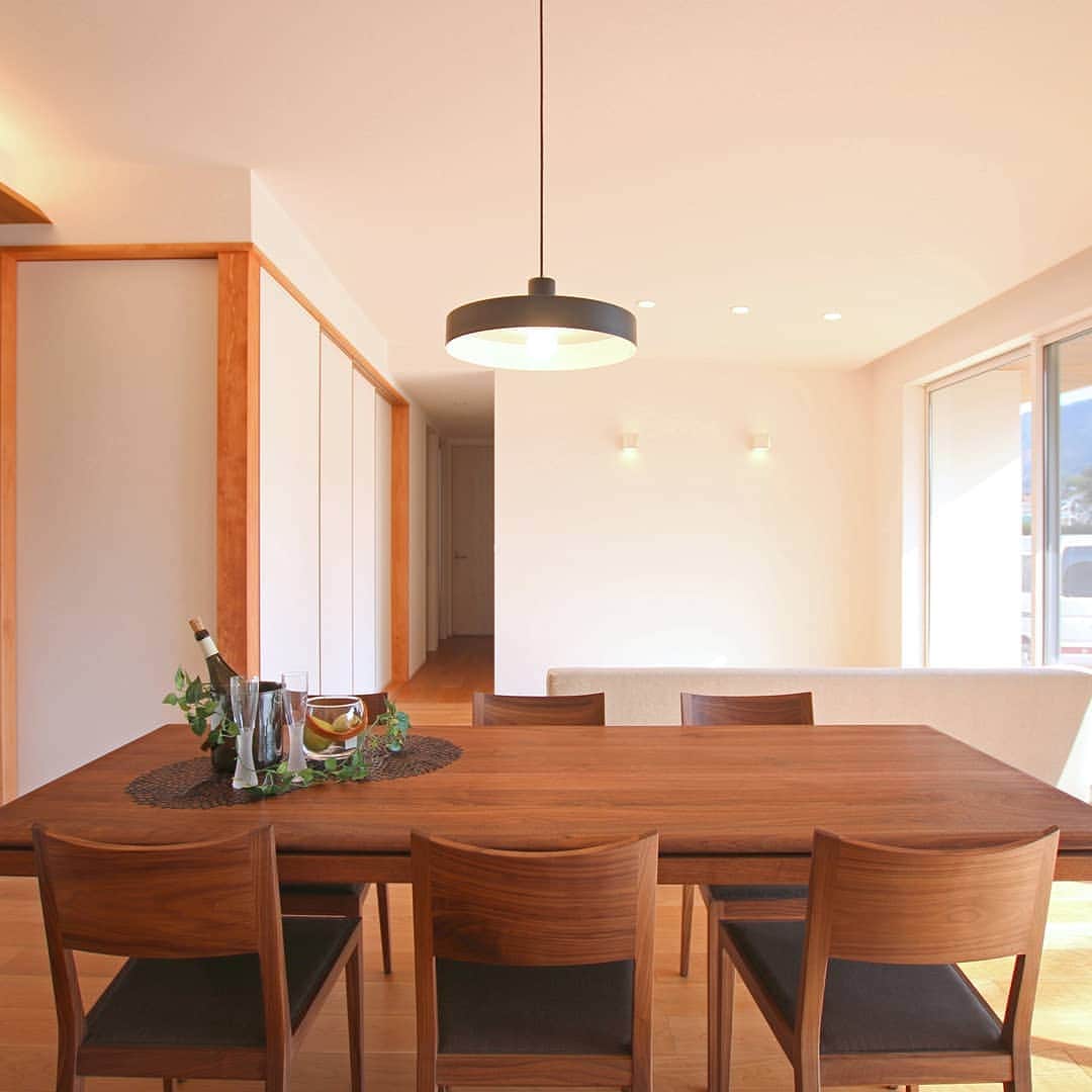 OUKEN DESIGN - 株式会社旺建さんのインスタグラム写真 - (OUKEN DESIGN - 株式会社旺建Instagram)「. 【ダイニングにぴったりの照明とは？】 . 食卓を演出するダイ二ングの照明。 楽しく会話の弾むダイニングの明かりはどうすれば作れるのでしょうか？ . <<色味>> 料理を美味しそうに見せるには電球色の光がオススメです。 . レストランやホテルでも採用されており、食材の見た目にも影響する光の色と言われています。 . <<デザイン>> 傘のついたペンダントライトがオススメ。 食卓を効率よく明るく照らし、楽しい食事の空間を演出できます。 . 最近ではおしゃれを追求したデザインのものから機能性を優先したもの、光の質を追求したもの等、 豊富な種類からお部屋に合ったダイニング照明を選ぶことができます。 . また、食卓の上に小型のペンダントライトを複数吊るすのが最近のトレンドです。 食卓を素敵に見せ、幅の広いダイニングテーブルでは均一に食卓を照らす意味でも効果的ですよ。 . -------------OPEN HOUSE開催予定-------------- 11月21日(土)、22日(日)の2日限定でOPEN HOUSEを開催いたします。 詳細はプロフィールトップのURLからご確認ください。 . 開催日：11月21日(土)、22日(日) 時間：13:00-17:00 場所：岡山県倉敷市大内 --------------------------------------------------- . . ---------------------------- ダイニングインテリアのアイディアはこちらから→ @oukendesign ---------------------------- . . #香川の家 #岡山の家 #ダイニング #ダイニング照明 #ダイニングインテリア #ダイニングキッチン #インテリア #インテリア照明 #ペンダントライト #食卓 #吊り下げ照明 #ペンダントランプ #照明 #おしゃれな照明 #おしゃれな家 #こだわりの家 #施工例 #マイホーム #マイホーム計画 #住まい #暮らし #ouken #旺建」11月19日 17時36分 - oukendesign