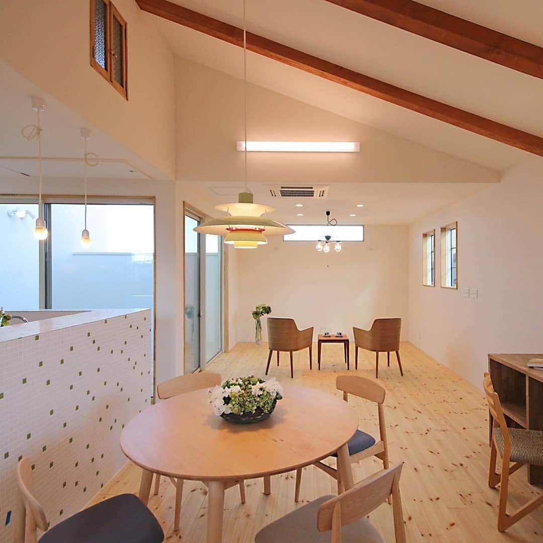 OUKEN DESIGN - 株式会社旺建さんのインスタグラム写真 - (OUKEN DESIGN - 株式会社旺建Instagram)「. 【ダイニングにぴったりの照明とは？】 . 食卓を演出するダイ二ングの照明。 楽しく会話の弾むダイニングの明かりはどうすれば作れるのでしょうか？ . <<色味>> 料理を美味しそうに見せるには電球色の光がオススメです。 . レストランやホテルでも採用されており、食材の見た目にも影響する光の色と言われています。 . <<デザイン>> 傘のついたペンダントライトがオススメ。 食卓を効率よく明るく照らし、楽しい食事の空間を演出できます。 . 最近ではおしゃれを追求したデザインのものから機能性を優先したもの、光の質を追求したもの等、 豊富な種類からお部屋に合ったダイニング照明を選ぶことができます。 . また、食卓の上に小型のペンダントライトを複数吊るすのが最近のトレンドです。 食卓を素敵に見せ、幅の広いダイニングテーブルでは均一に食卓を照らす意味でも効果的ですよ。 . -------------OPEN HOUSE開催予定-------------- 11月21日(土)、22日(日)の2日限定でOPEN HOUSEを開催いたします。 詳細はプロフィールトップのURLからご確認ください。 . 開催日：11月21日(土)、22日(日) 時間：13:00-17:00 場所：岡山県倉敷市大内 --------------------------------------------------- . . ---------------------------- ダイニングインテリアのアイディアはこちらから→ @oukendesign ---------------------------- . . #香川の家 #岡山の家 #ダイニング #ダイニング照明 #ダイニングインテリア #ダイニングキッチン #インテリア #インテリア照明 #ペンダントライト #食卓 #吊り下げ照明 #ペンダントランプ #照明 #おしゃれな照明 #おしゃれな家 #こだわりの家 #施工例 #マイホーム #マイホーム計画 #住まい #暮らし #ouken #旺建」11月19日 17時36分 - oukendesign