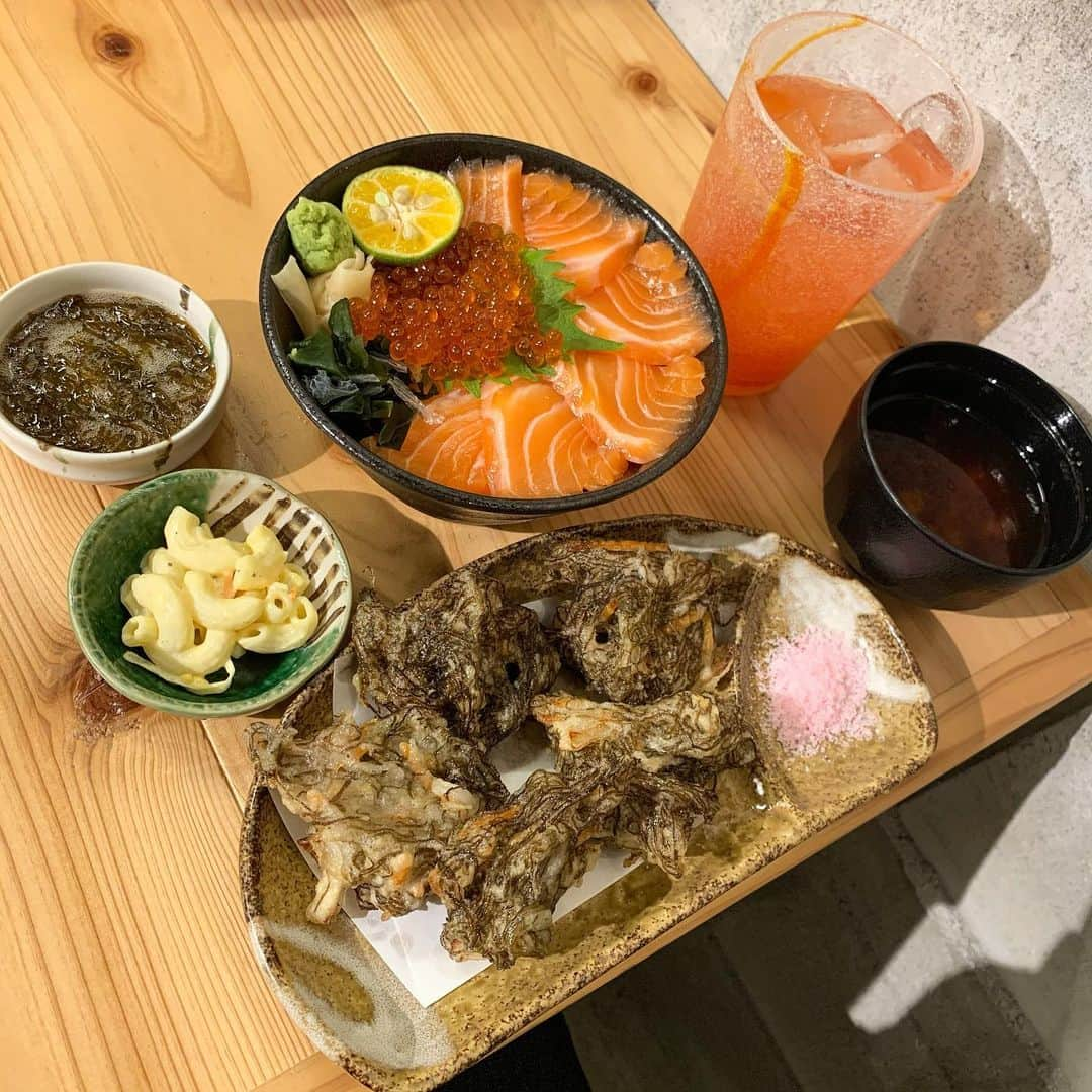 斉藤優里さんのインスタグラム写真 - (斉藤優里Instagram)「#海邦丸 さんで夜ご飯、食べました♡﻿ 店内が綺麗だし #もずくの天ぷら を﻿ お塩で食べるんだけど本当に美味しかった🙋🏼‍♀️﻿ ﻿ もずくが油を吸ってくれていて﻿ かなりジューシーでした☺️💖﻿ また、食べたいな！﻿ ﻿ その他にも #イソフエフキ という﻿ お魚🐟の姿焼き、 #ゴーヤチャンプルー﻿ なども頂きました〜！！！﻿ ﻿ 最近めちゃくちゃご飯の投稿ばっかり（笑）﻿ ﻿ ﻿ ﻿ #斉藤優里 #ゆったん﻿ #たんたんたんゆったんたん( •ㅈ• ) ﻿ #島ジェラート #沖縄旅行 #沖縄グルメ #食堂」11月19日 17時28分 - yuuri_3ito